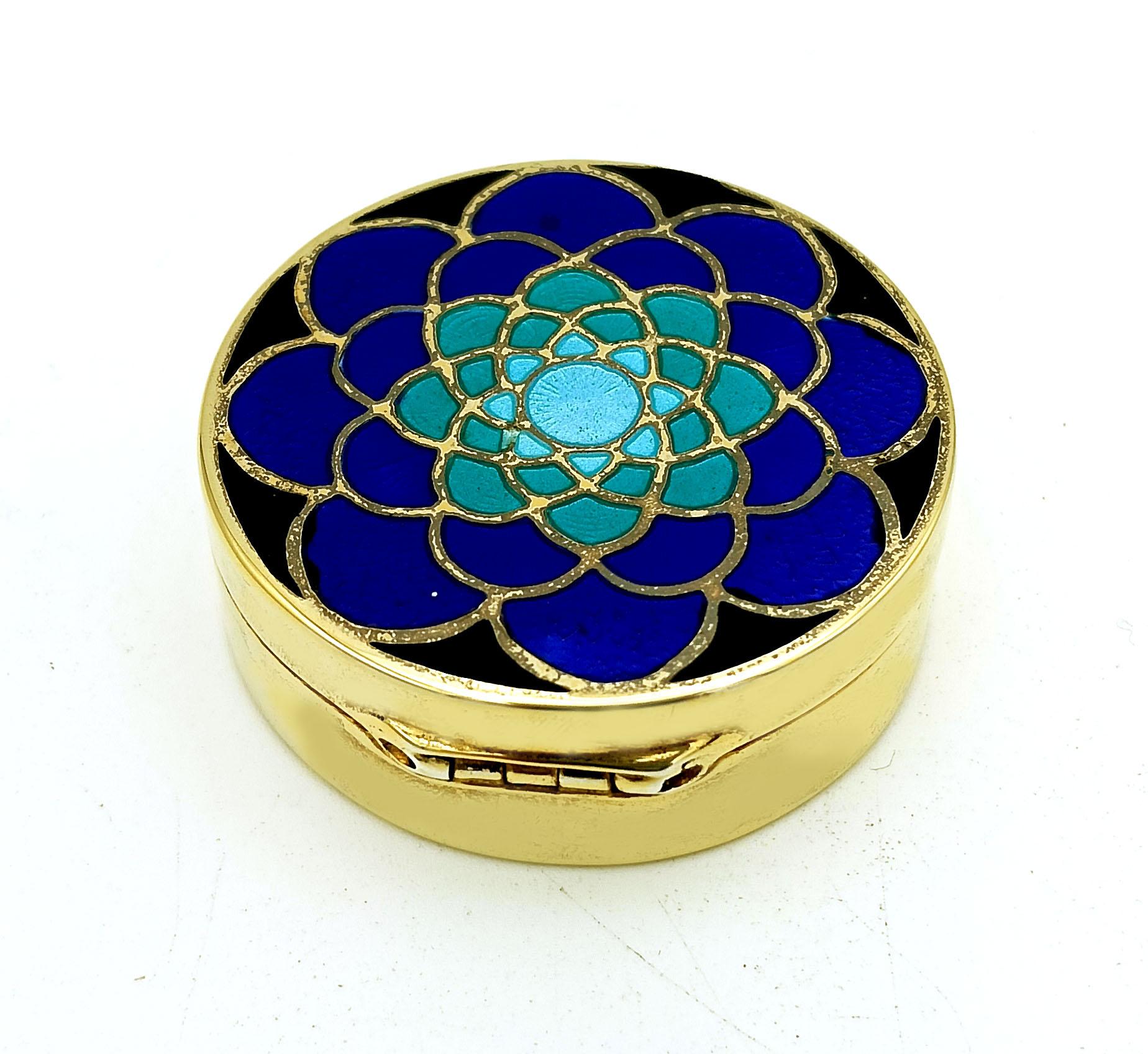 Placcato oro Pill Box Silver Sterling Enamel Blue shades Art Deco-style engraving Salimbeni in vendita