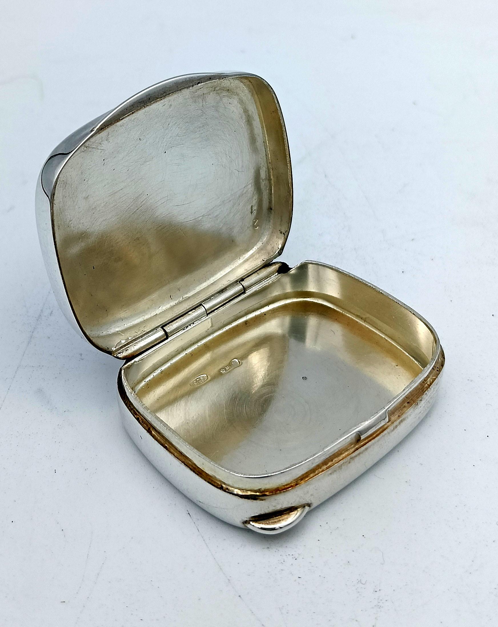  Rounded rectangular pill box in 925/1000 sterling silver with a fine hand-engraved Baroque-style design and fire-enamelled finish. Dimensions: 3.5 x 4.3 x 1.4 cm. Weight: 36 g. Designed by Giorgio Salimbeni in 1974 and produced in Florence at the