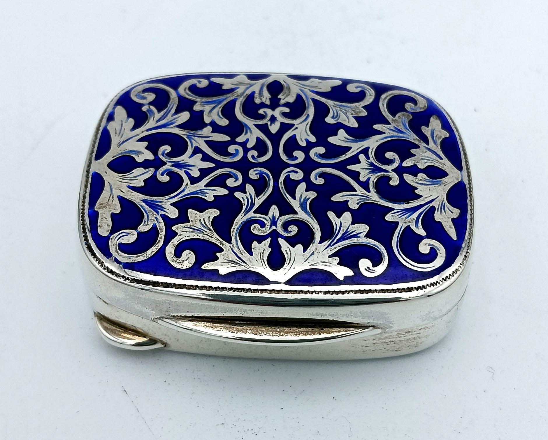 italien Pill Box Silver Sterling Enamel hand-engraved Baroque-style design Salimbeni en vente