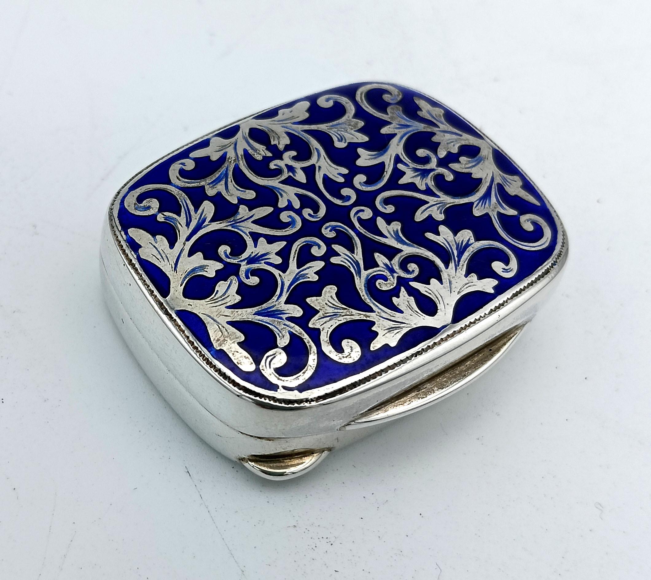 Sculpté à la main Pill Box Silver Sterling Enamel hand-engraved Baroque-style design Salimbeni en vente