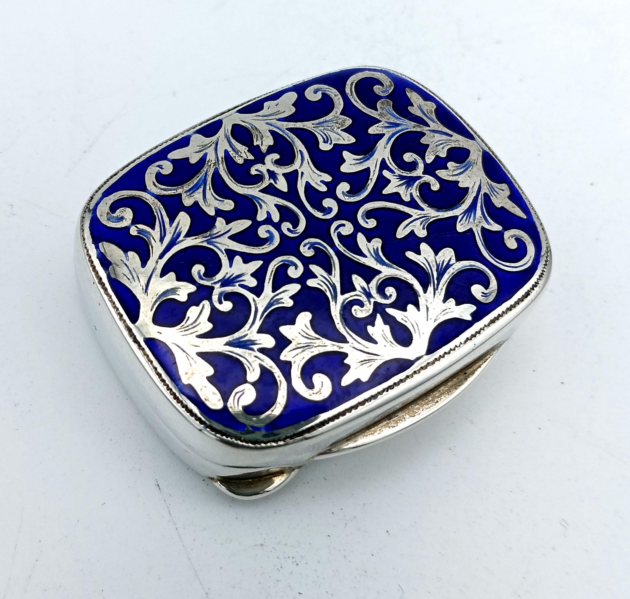 Pill Box Silver Sterling Enamel hand-engraved Baroque-style design Salimbeni Excellent état - En vente à Firenze, FI