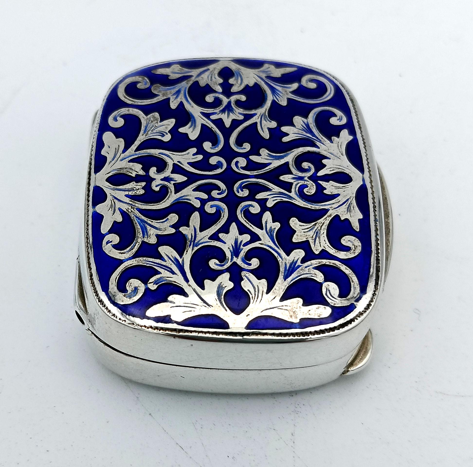 Fin du 20e siècle Pill Box Silver Sterling Enamel hand-engraved Baroque-style design Salimbeni en vente