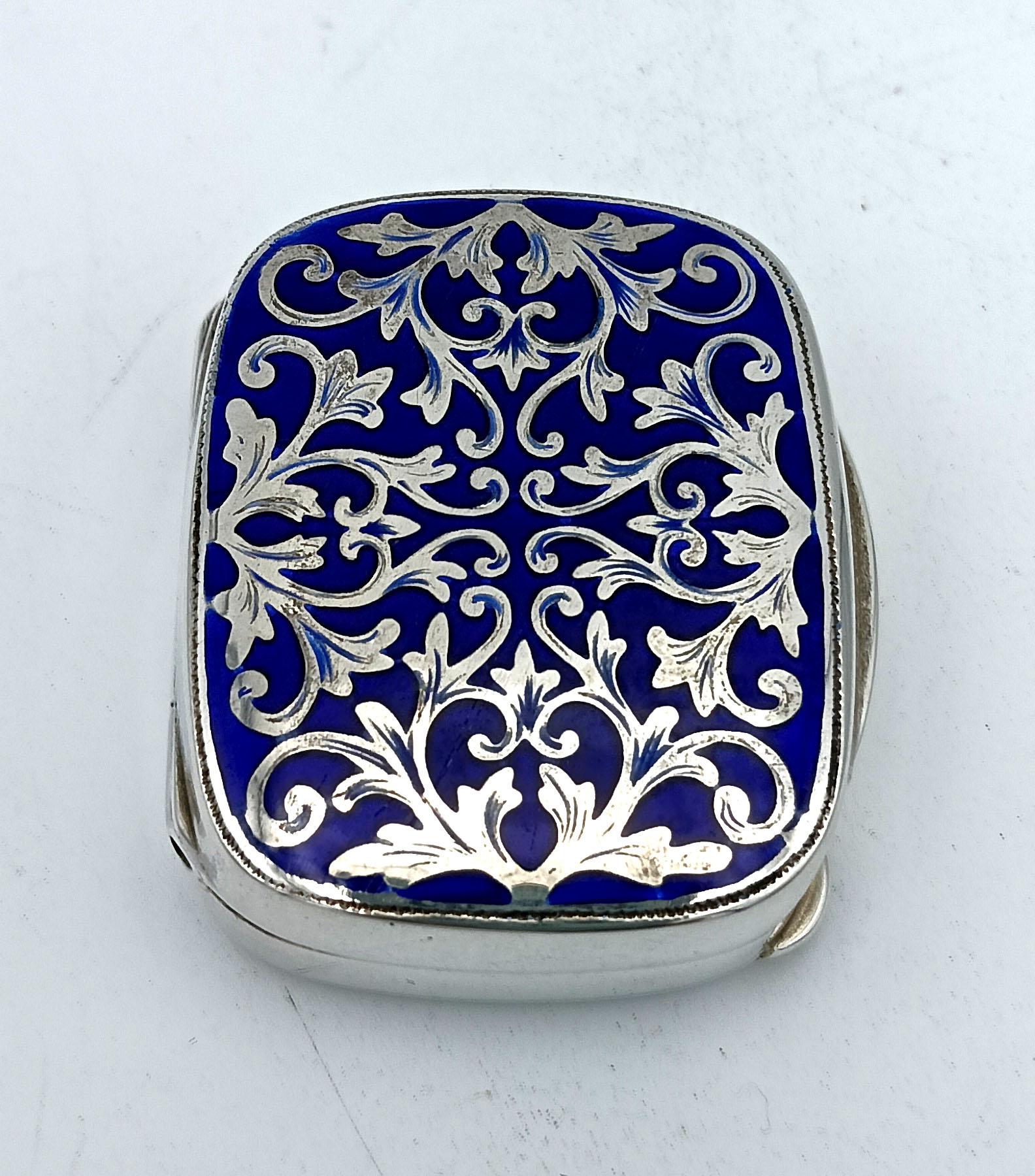 Plaqué or Pill Box Silver Sterling Enamel hand-engraved Baroque-style design Salimbeni en vente