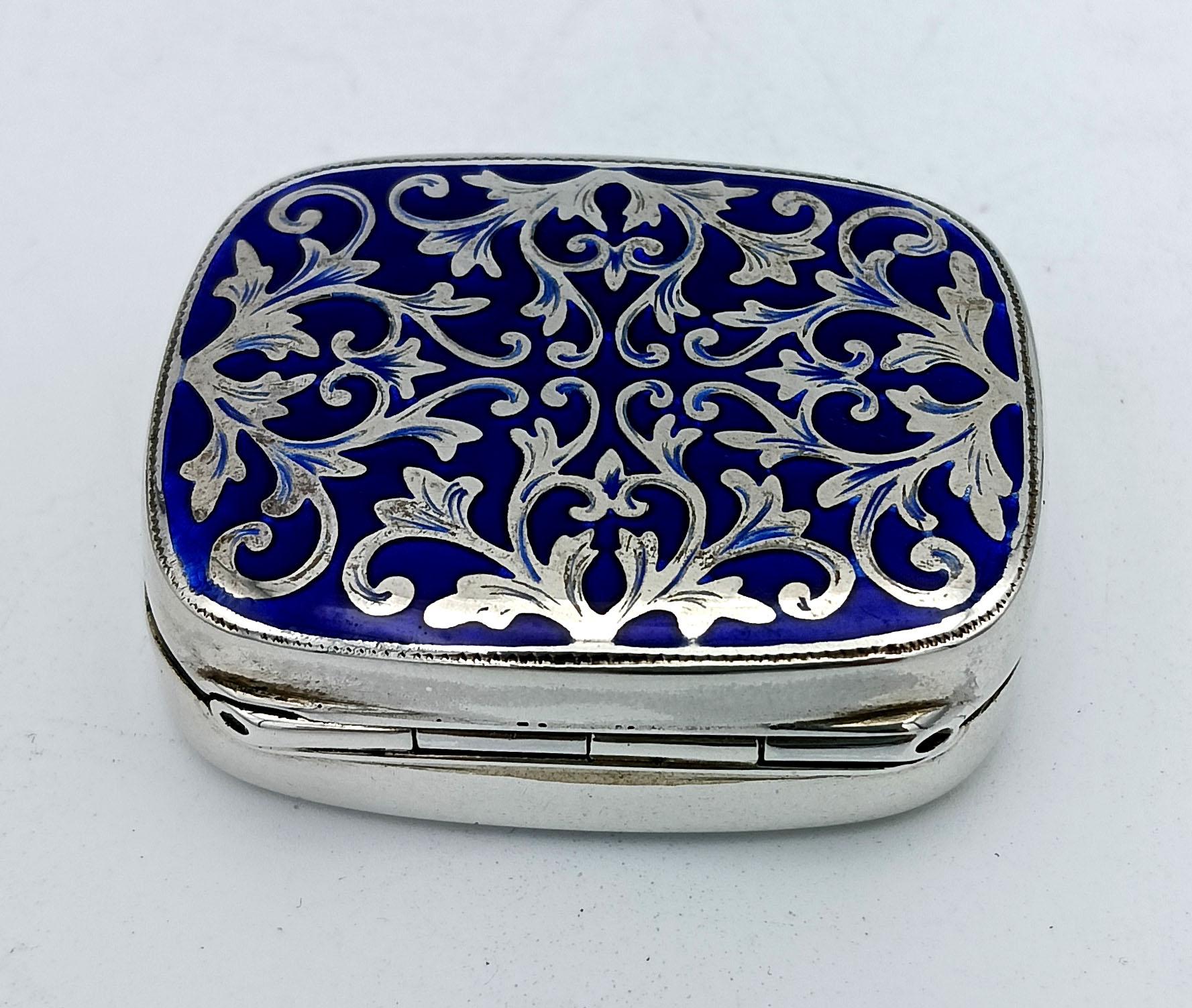 Pill Box Silver Sterling Enamel hand-engraved Baroque-style design Salimbeni en vente 1