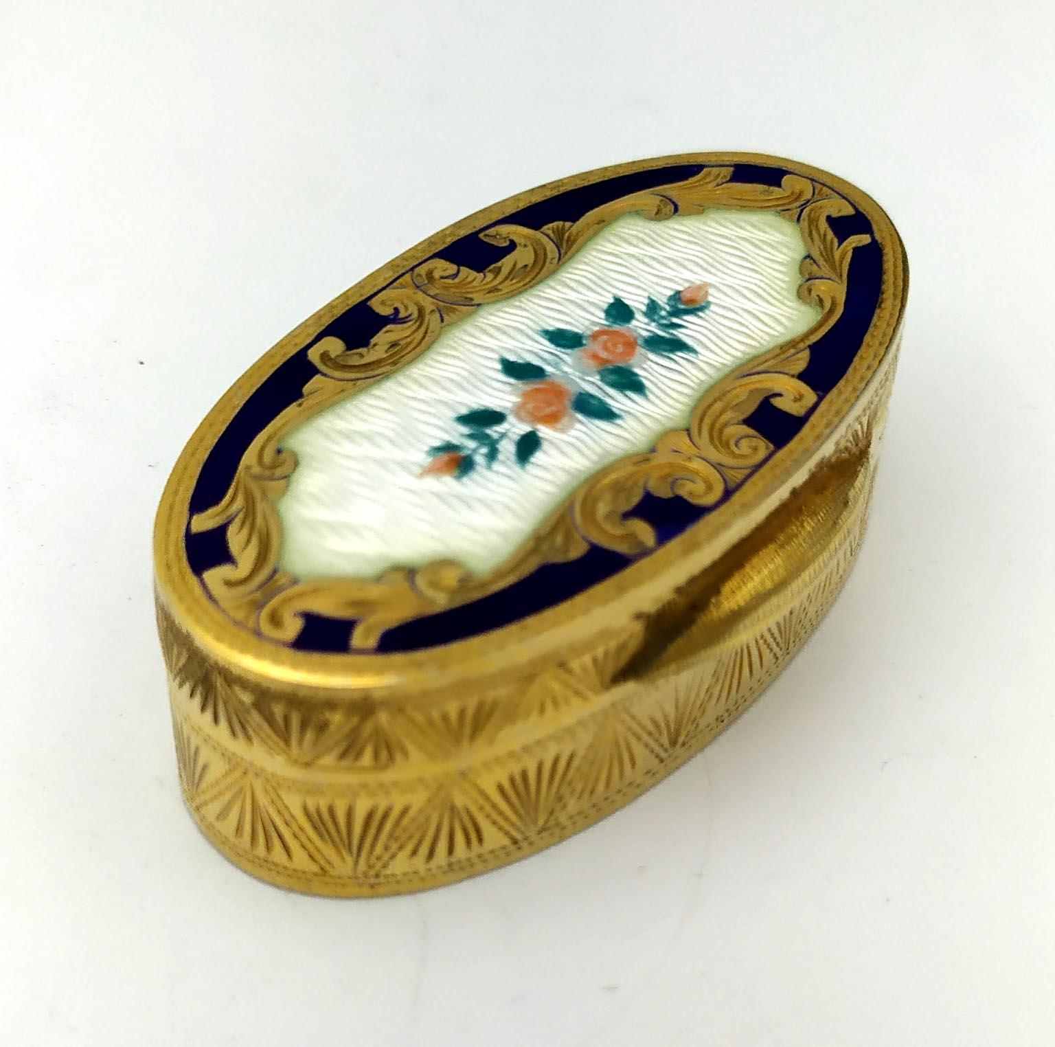 
Descubre un auténtico tesoro artesanal con este refinado pastillero ovalado. Fabricada en plata 925/1000 chapada en oro, esta pieza está adornada con esmaltes translúcidos cocidos sobre guilloché y con una delicada miniatura floral pintada a mano.