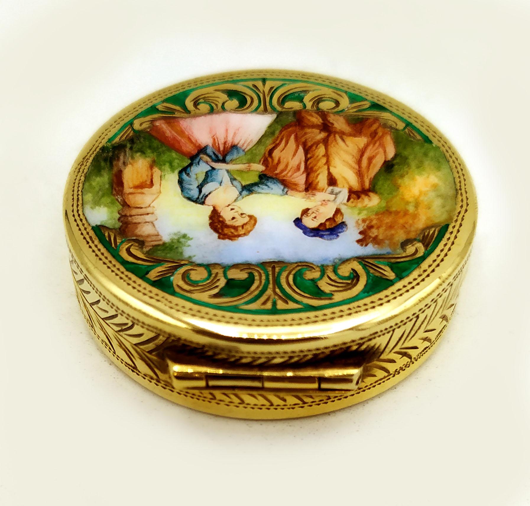 Plaqué Boîte à pilules Salimbeni miniature de style Louis XVI peinte à la main en argent sterling et émaillée en vente