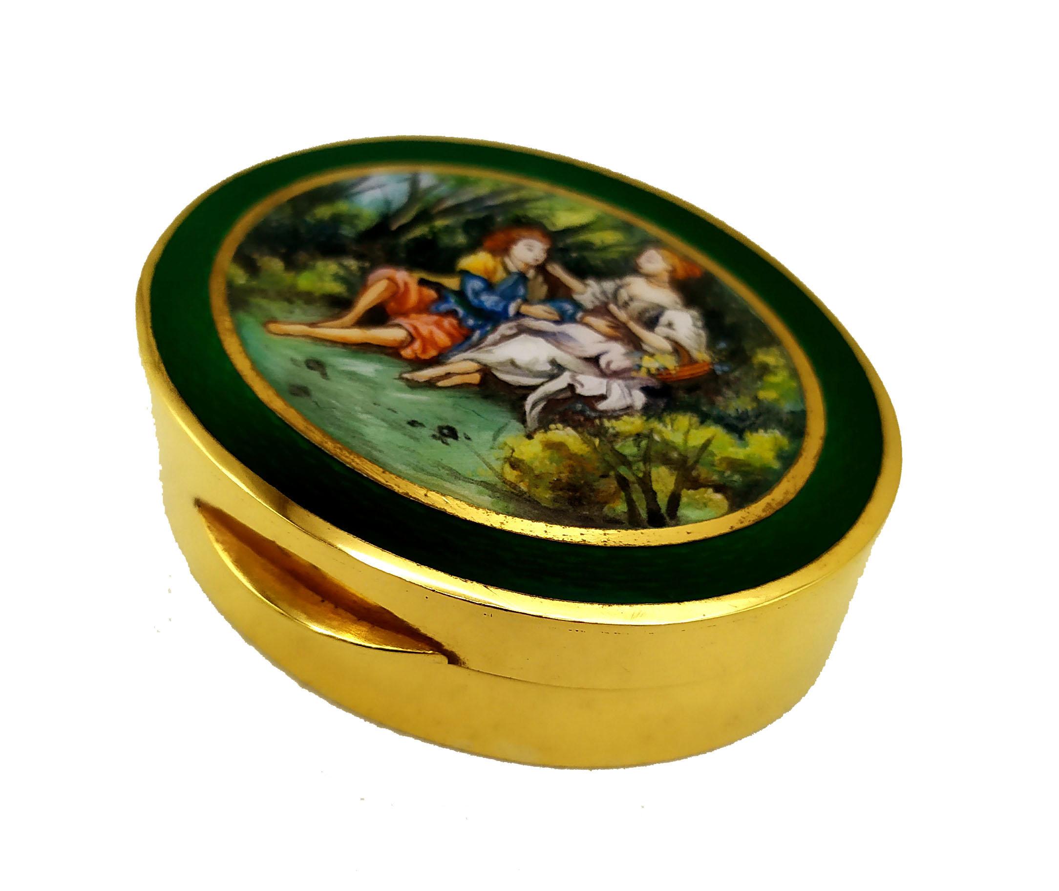 Pill Box Silver Sterling Enamel Miniature Sailing Ship is in 925/1000 sterling silver gold plated 24 carats.
Pill Box Silver is with translucent fired enamels on guilloché.
Pill Box Silver has a hand-painted miniature depicting a couple in the
