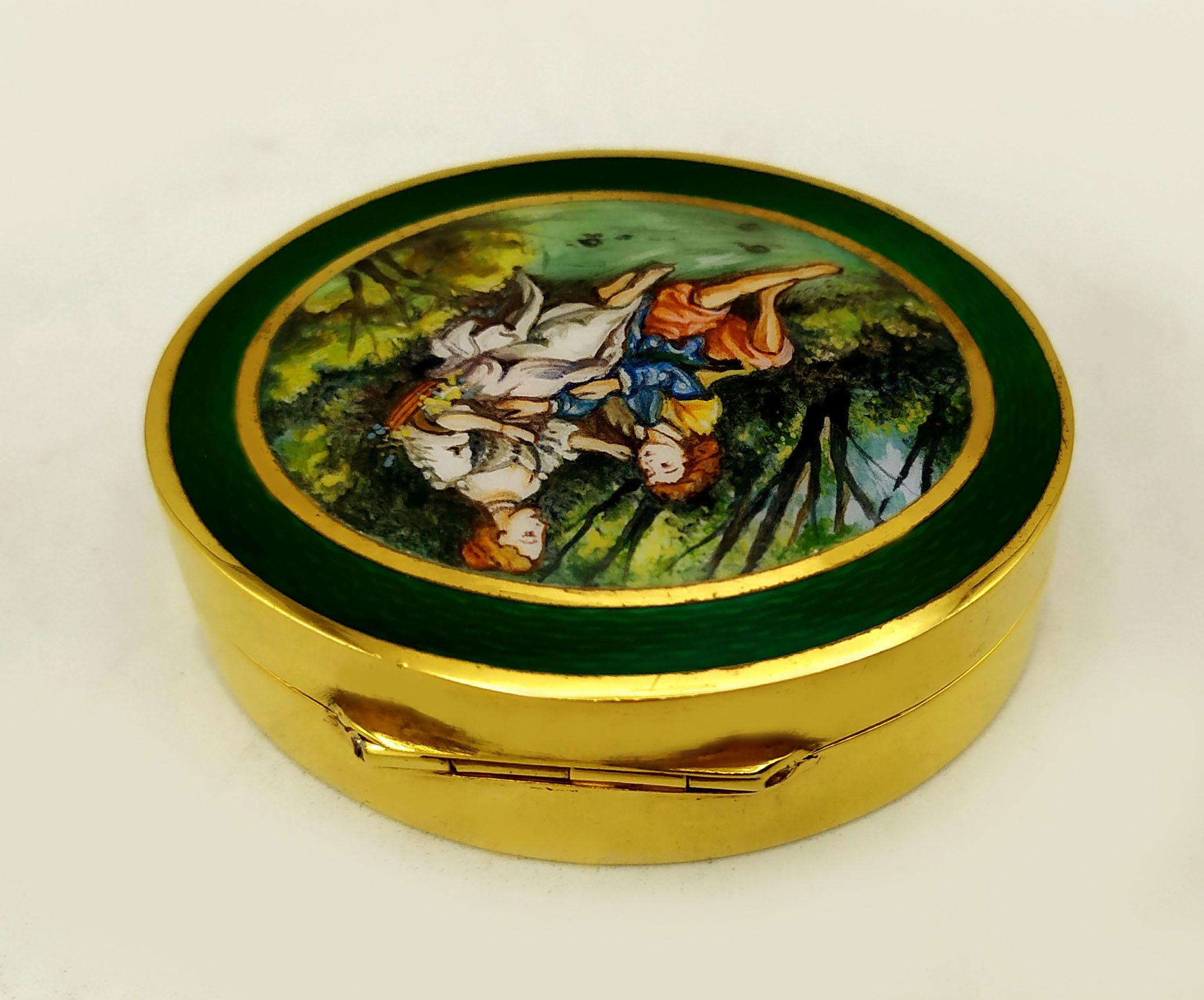 Sculpté à la main Boîte à pilules en argent et émail Miniature style Louis XVI Salimbeni en vente