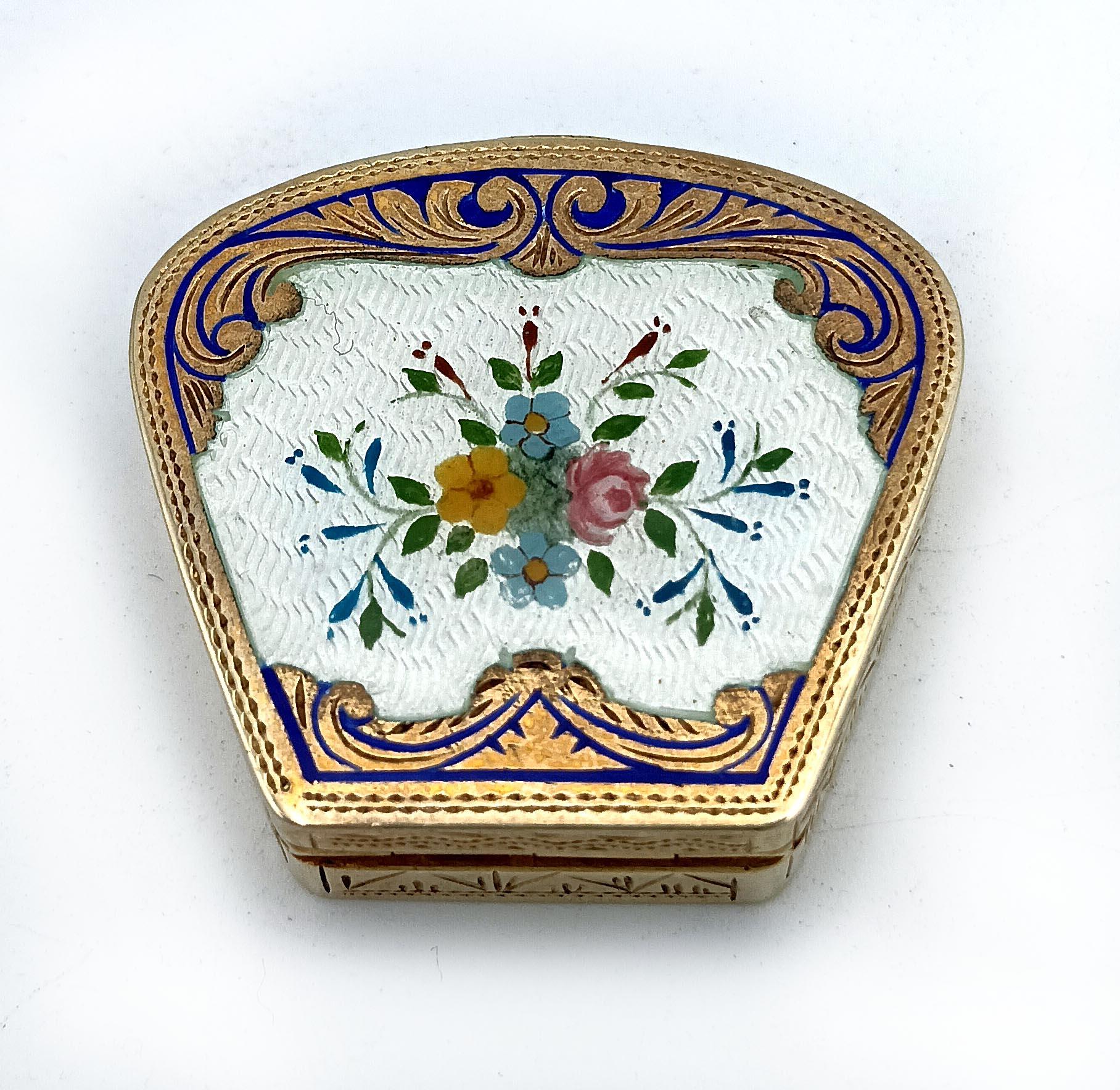 Portapillole in argento 925 placcato oro e smalto con miniatura floreale di Romano Buccioni per Salimbeni, Firenze, 1980

Grazioso portapillole sagomato in argento sterling 925/1000, placcato in oro e impreziosito da smalti cotti traslucidi su un