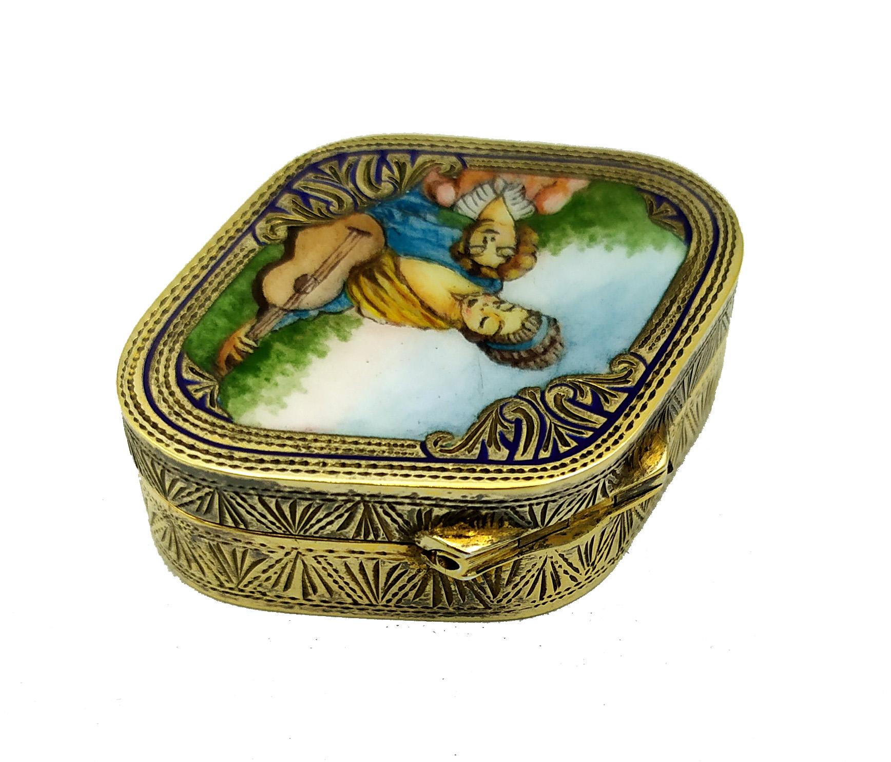 Boîte à pilules en argent 925/1000 plaqué or avec miniature peinte à la main dans le style Louis XVI, deuxième moitié du XIXe siècle, et fines gravures à la main. Dimensions en cm. 3,5 x 4,5 cm de haut. 1.5. Poids gr. 33. Produit à Florence au siège