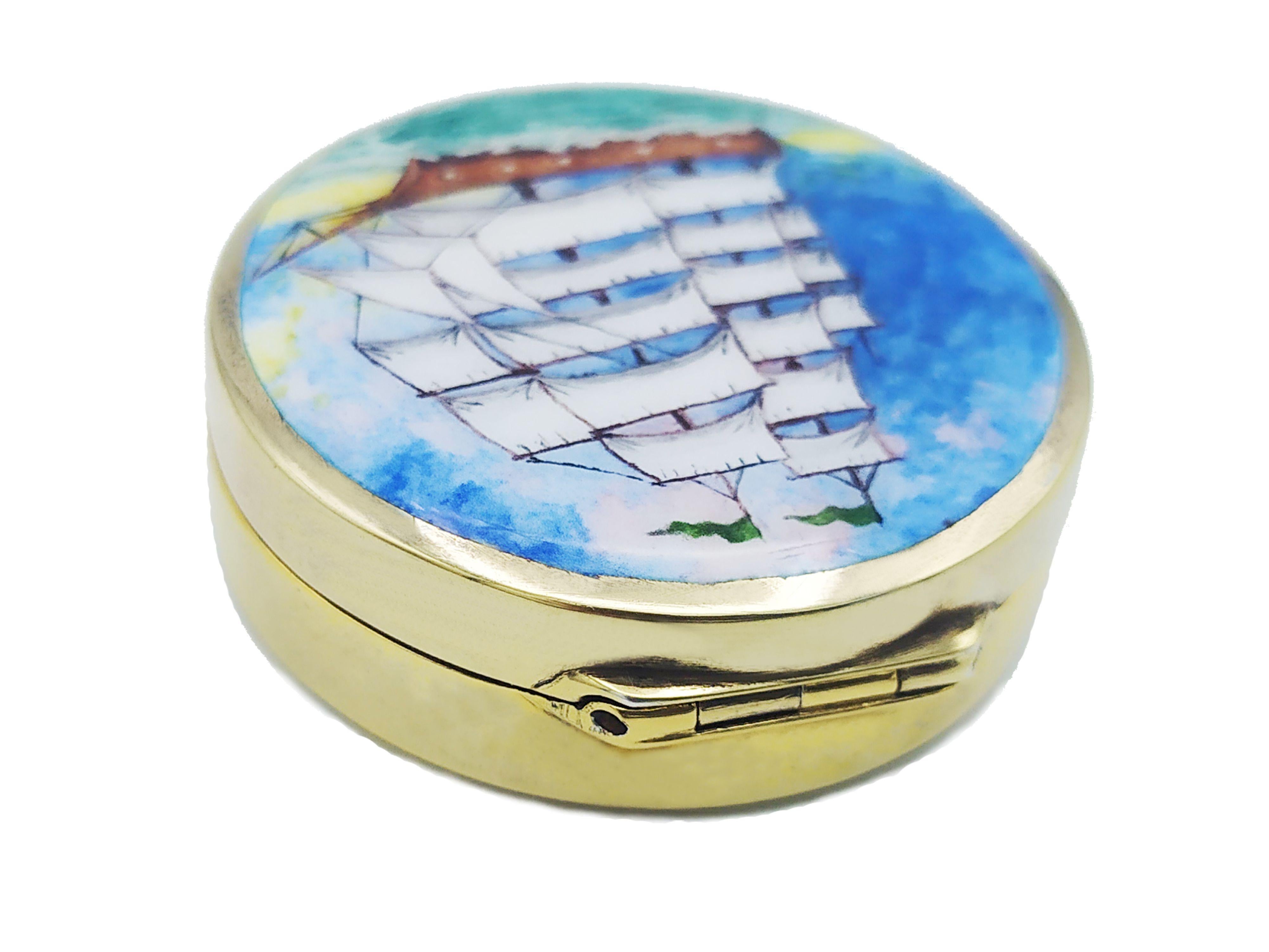 
Portapillole rotondo in argento sterling 925/1000 placcato oro.
Portapillole in Argento Sterling con miniatura di barca a vela smaltata e dipinta a mano. Stile inglese primi del XX secolo. Misura cm. 4,3 di diametro, cm. 1,3 de altura. Peso gr.