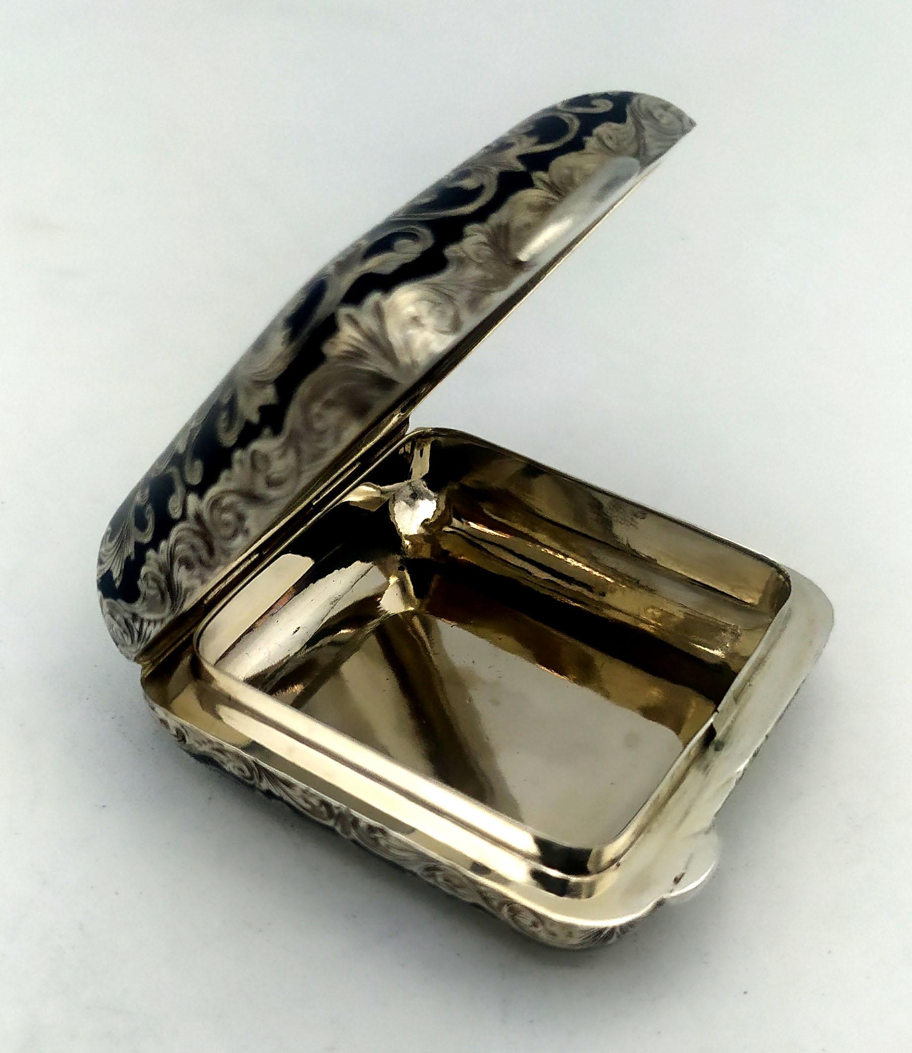 Pill Box very fine hand-engraving in baroque style Sterling Silver Salimbeni  For Sale 3