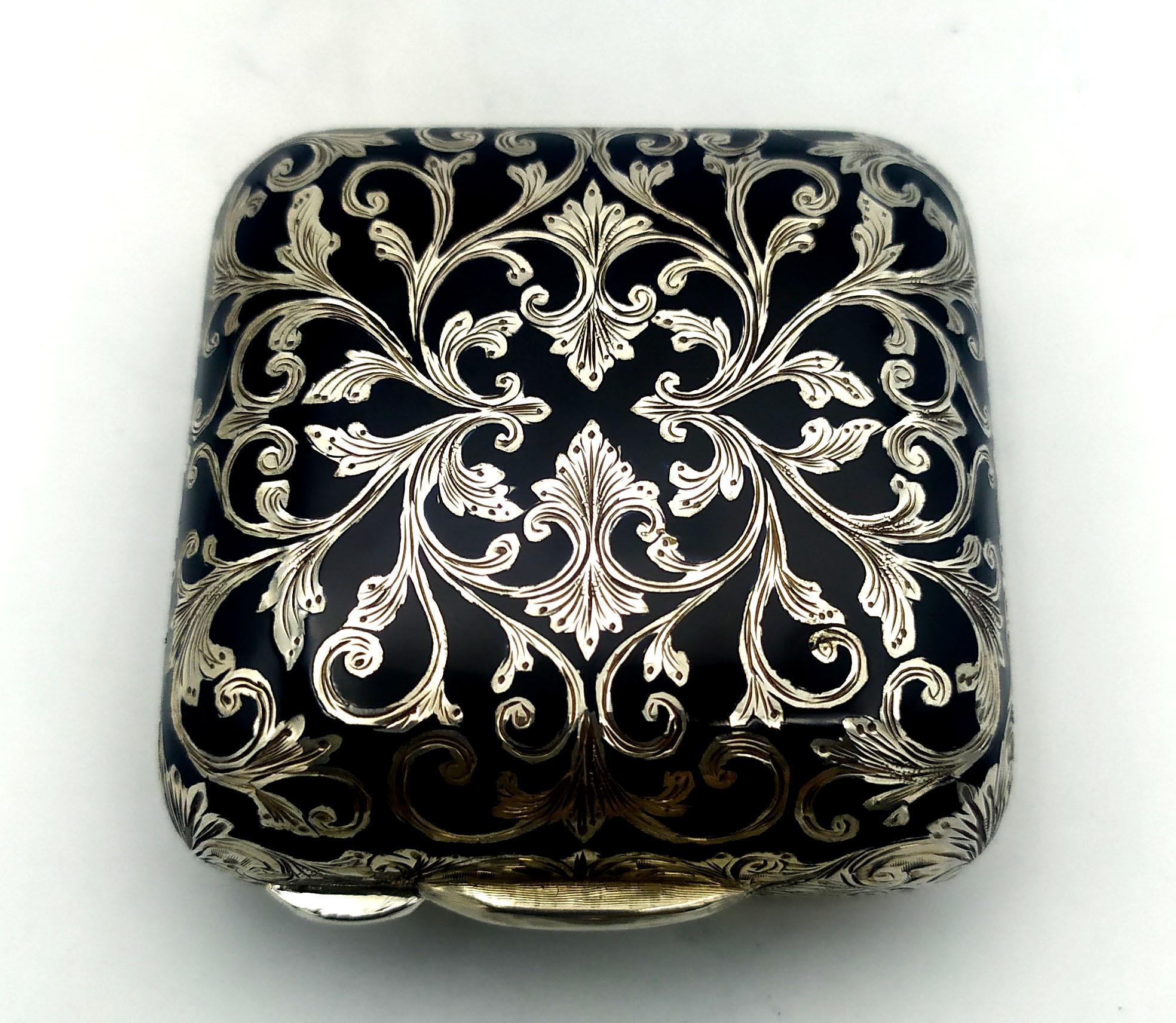 Pill Box very fine hand-engraving in baroque style Sterling Silver Salimbeni  In Excellent Condition For Sale In Firenze, FI