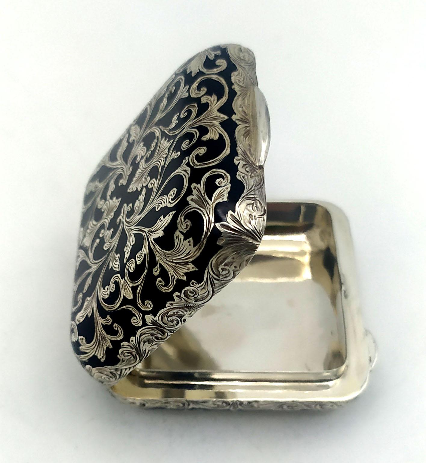 Pill Box very fine hand-engraving in baroque style Sterling Silver Salimbeni  For Sale 1