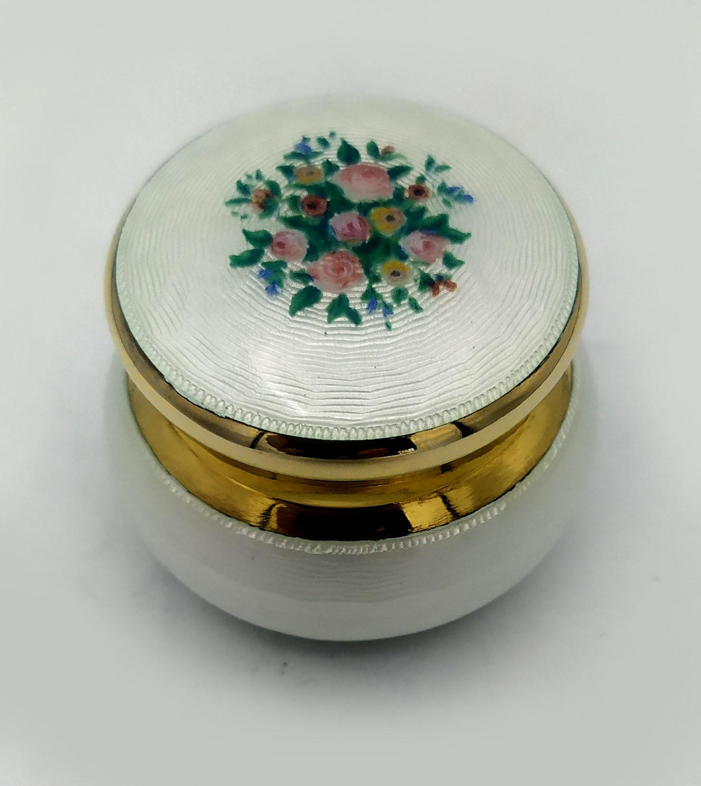 Round rounded pillbox in 925/1000 sterling silver gold plated with translucent fired enamel on guillochè and hand-painted floral miniature on the lid. Viennese Art Nouveau style. Diameter cm. 4.7 cm high. 3.1 weight gr. 64. Produced in various