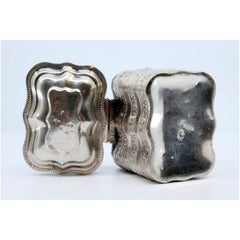 Boîte à pilules avec motifs végétaux gravés et couvercle à charnière