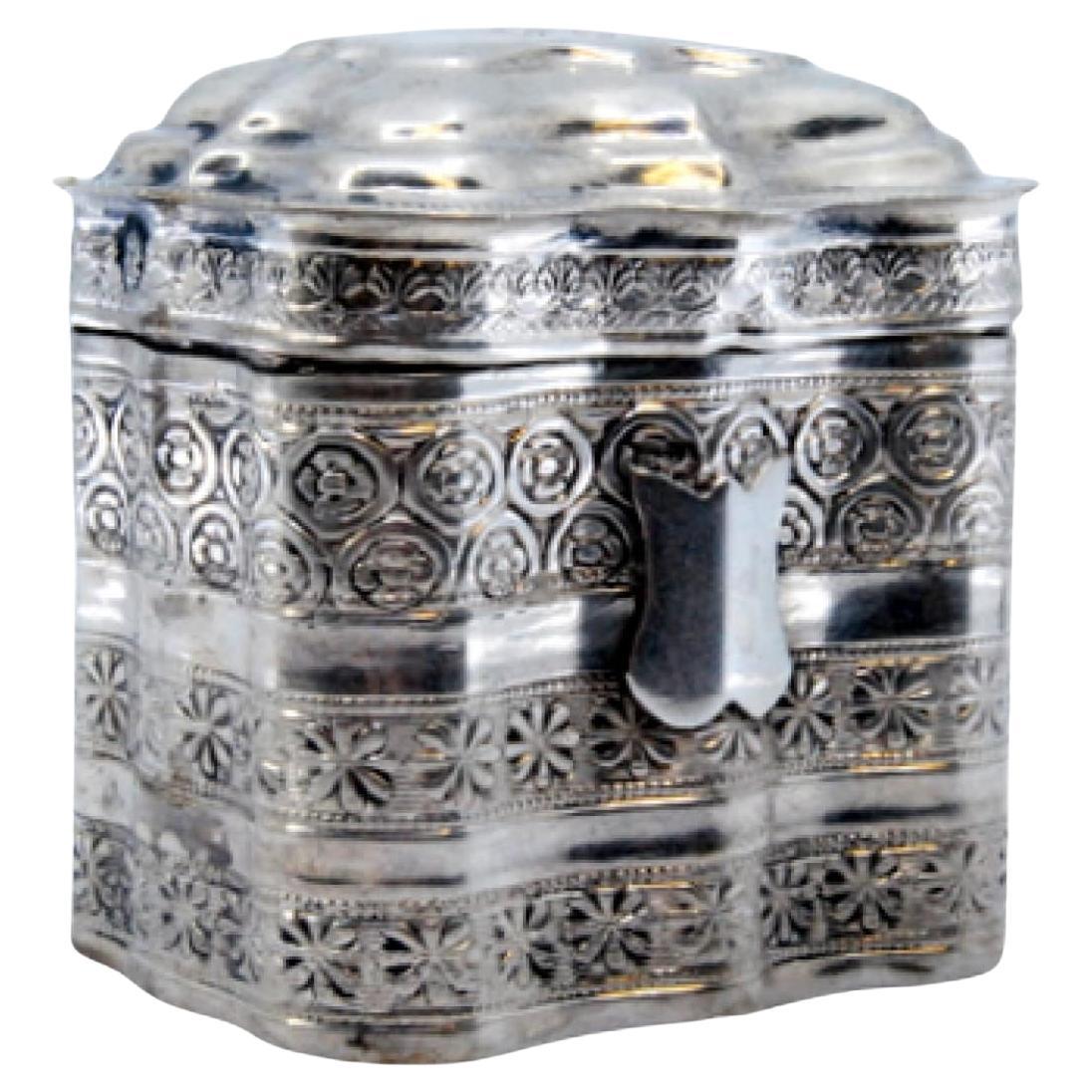 Pill box with engraved plant motifs and hinged lid For Sale