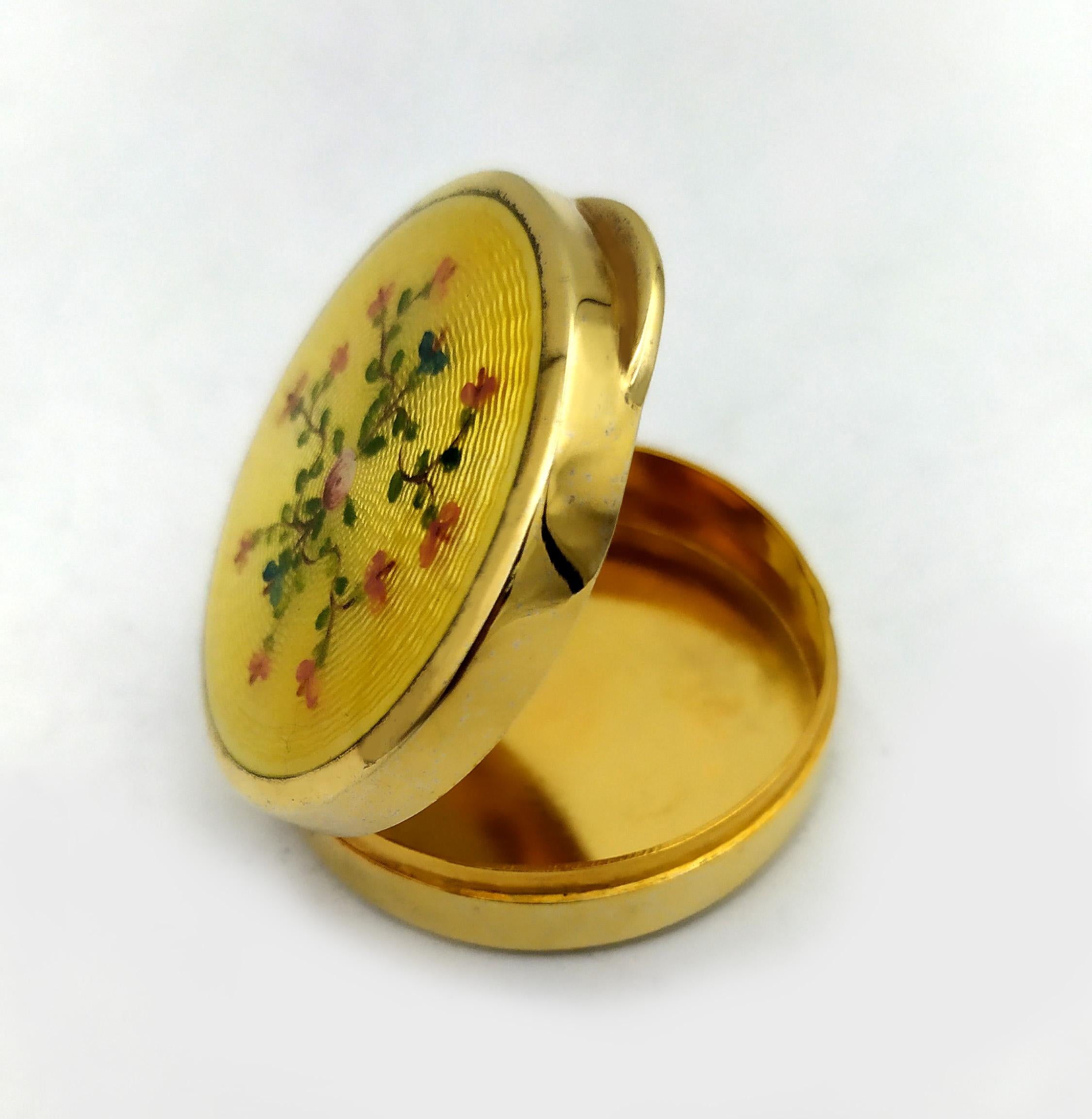 Art nouveau Boîte à pilules miniature à fleurs jaune en argent sterling de style Art Nouveau Salimbeni en vente