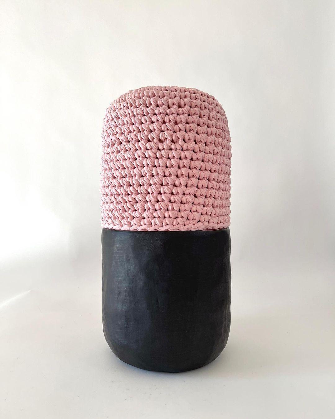 Pill-Hocker von Meg Morrison
Abmessungen: T 25 x H 47 cm (ungefähre Maße)
MATERIALIEN: Steingut, Reste von Textilfabriken.

Dieses Stück kann als Beistelltisch, Hocker oder einfach als Skulptur verwendet werden. Sie wird in Handarbeit aus