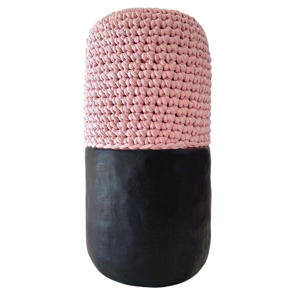 Pill XL-Hocker von Meg Morrison
MATERIALIEN: Steingut, Reste von Textilfabriken.
Abmessungen: T 55 x H 31 cm (ungefähre Maße)

Dieses Stück kann als Beistelltisch, Hocker oder einfach als Skulptur verwendet werden. Sie wird in Handarbeit aus