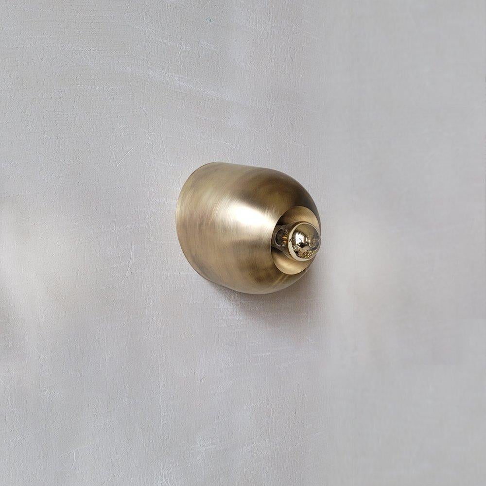 XXI secolo e contemporaneo Lampada da parete e da soffitto scultorea in ottone artigianale Pilla di Jan Garncarek in vendita