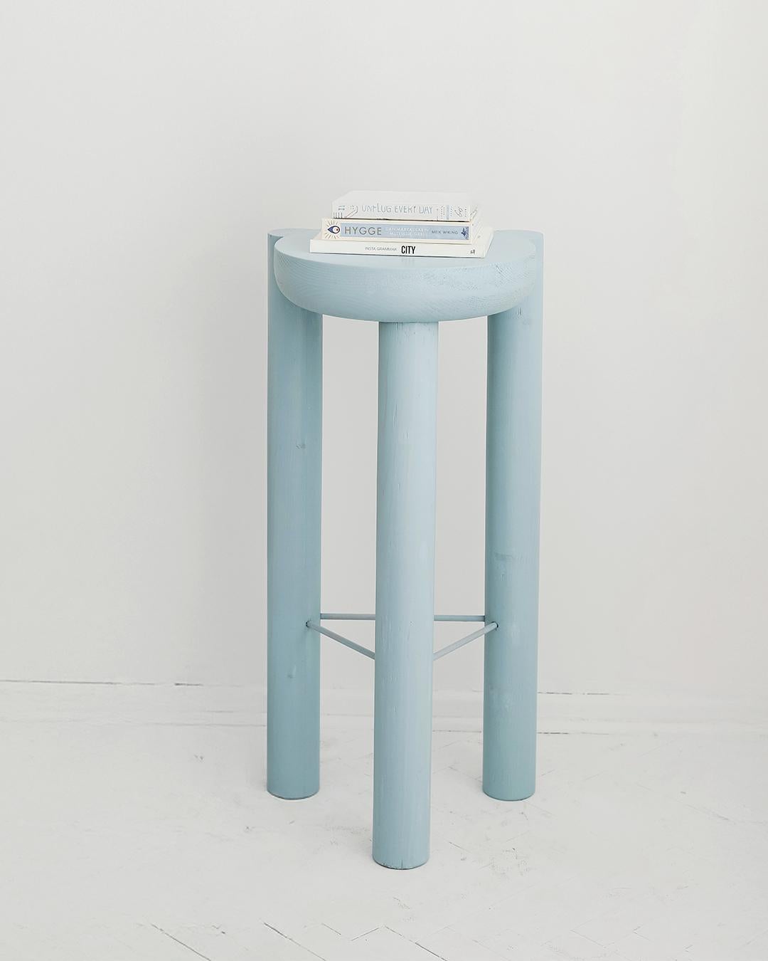 The Pillar bar stool is a product with a unique design that stands out with its distinctive metal fusion detail. While it attracts attention with its solid and strong structure, it can be used easily on bar or countertops. 

Due to its natural