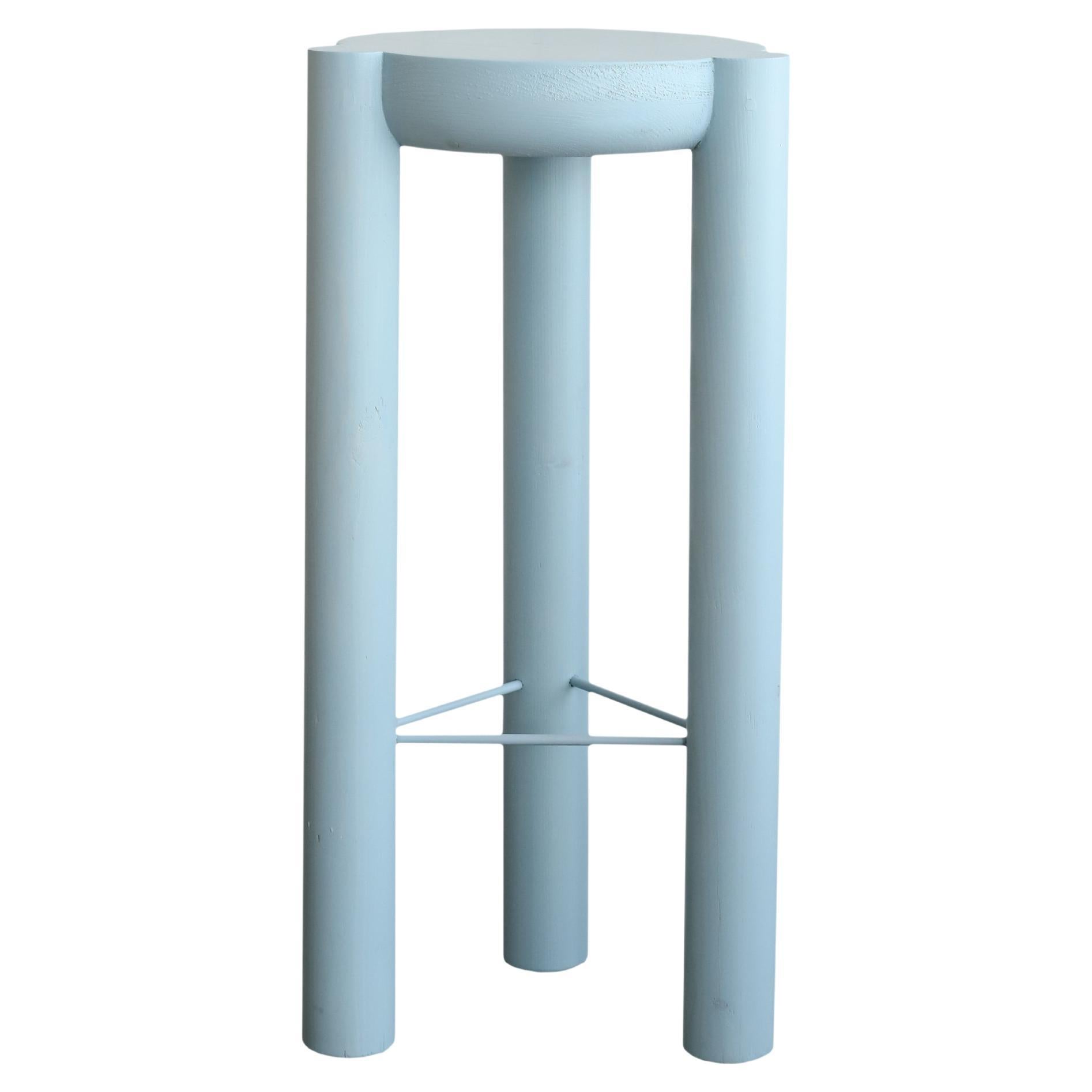 Pillar Barhocker mit 3 Beinen aus Holz und lackiertem, blauem Lack im Angebot