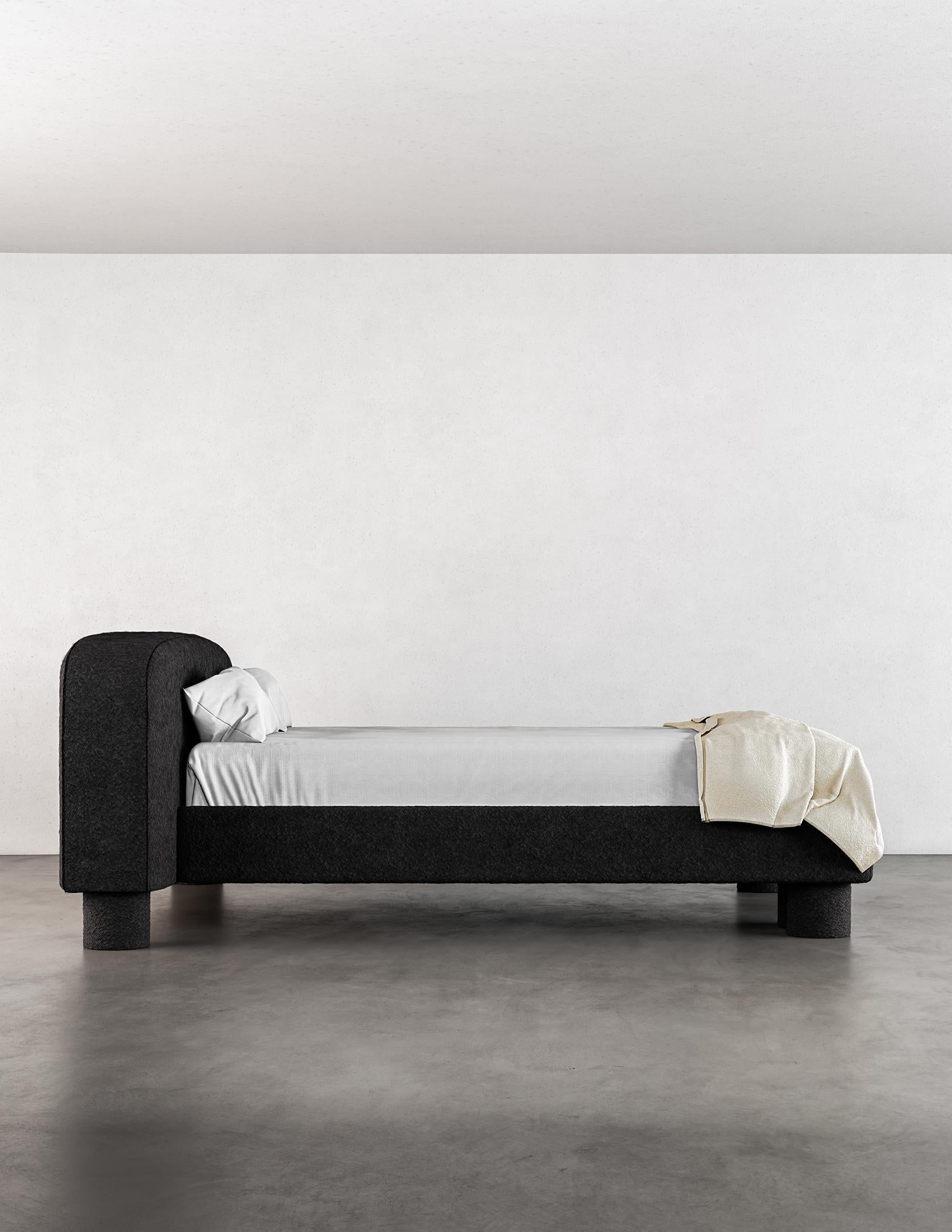 PILLAR BED – Modernes Bett  in Schwarz Boucle (amerikanisch) im Angebot
