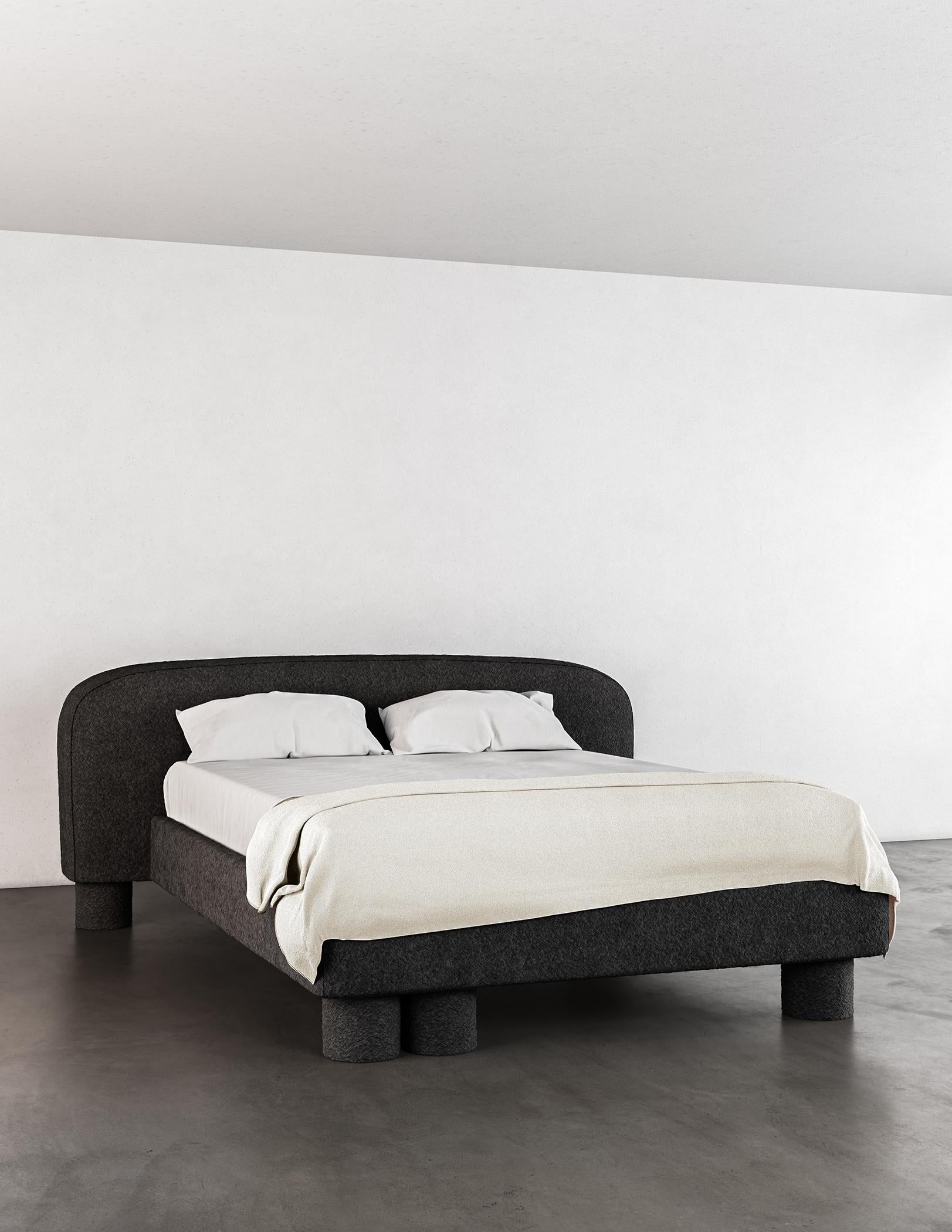 PILLAR BED – Modernes Bett  in Schwarz Boucle im Zustand „Neu“ im Angebot in Laguna Niguel, CA