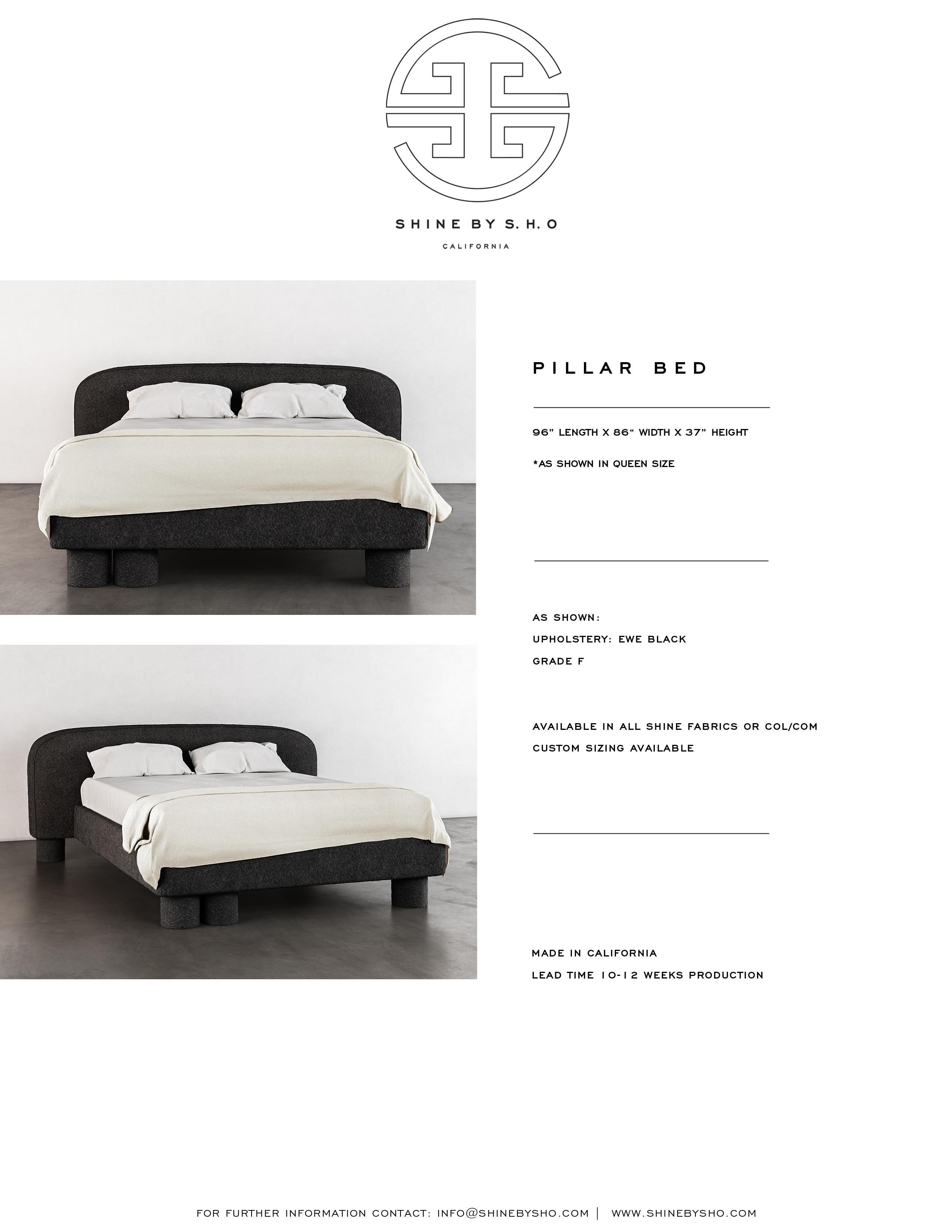 PILLAR BED – Modernes Bett  in Schwarz Boucle (21. Jahrhundert und zeitgenössisch) im Angebot