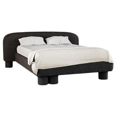 PILLAR BED – Modernes Bett  in Schwarz Boucle