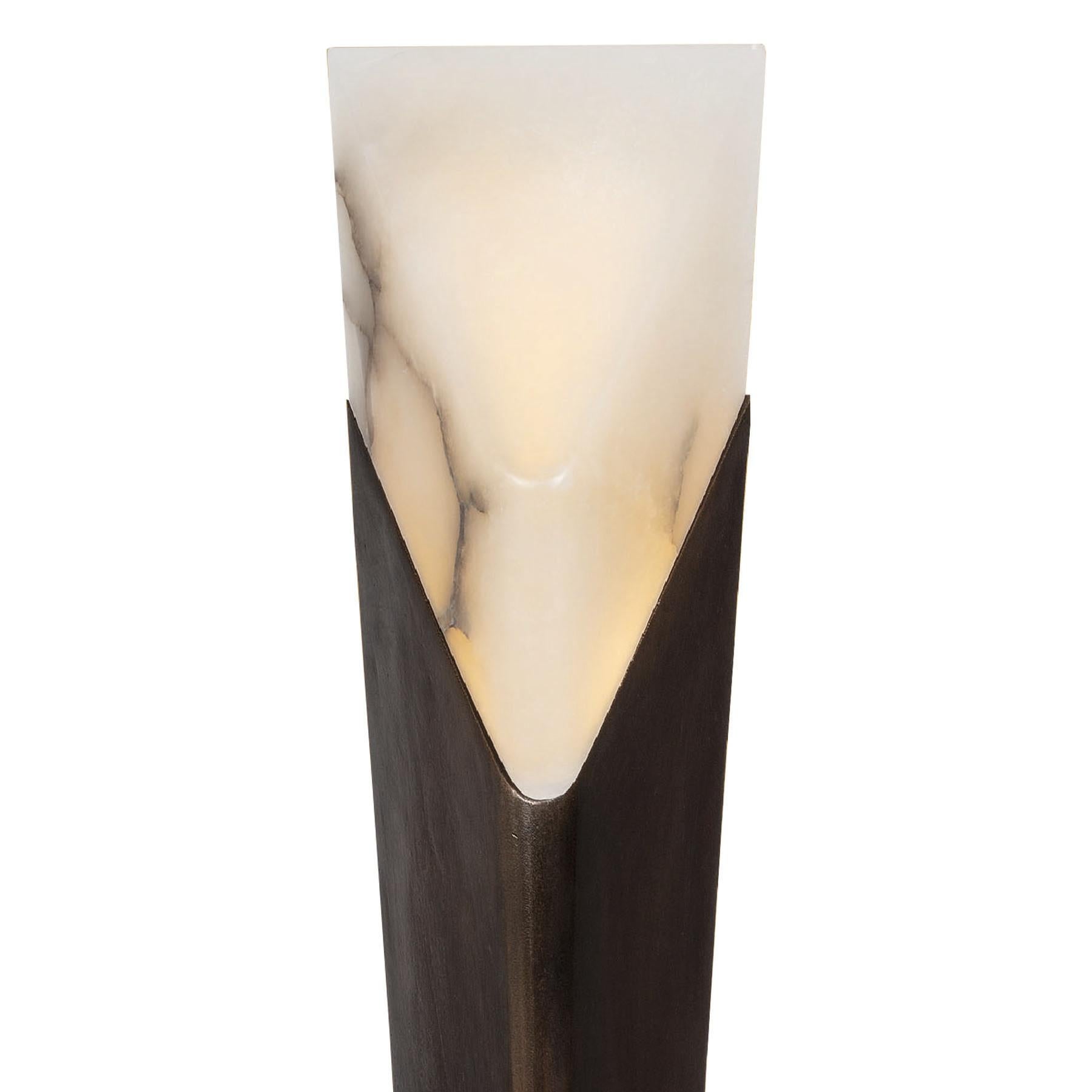 Table lamp pillar bronze in casted
bronze in medal finish. With alabaster
lamp part. With 12Watt Led bulb and
dimmer, 220-240 Volt, 50Hz.
bulb not included.
Also available in casted bronze in polished
mirror finish.