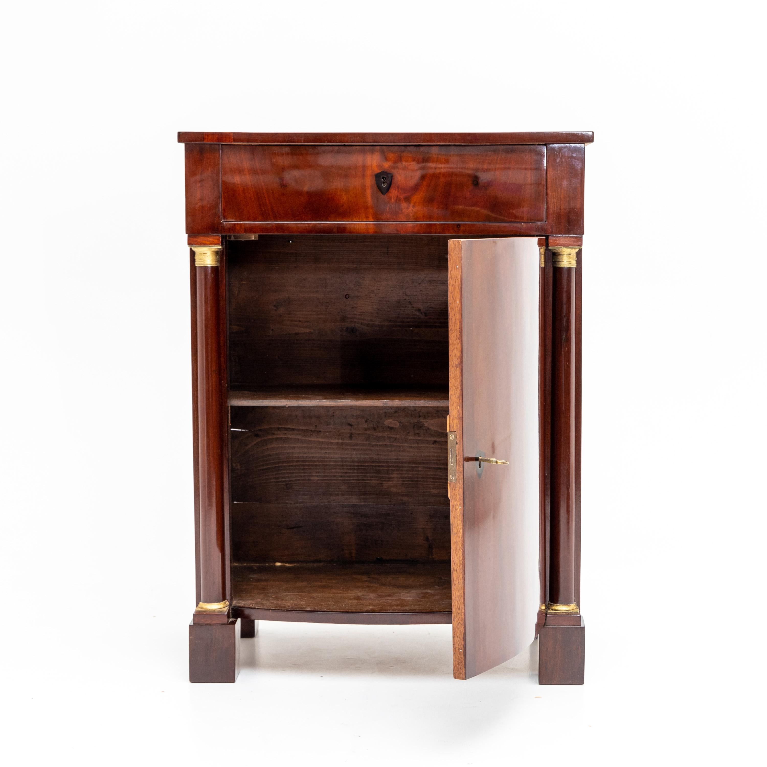 Pillar Cabinet, circa 1820 In Good Condition For Sale In Greding, DE
