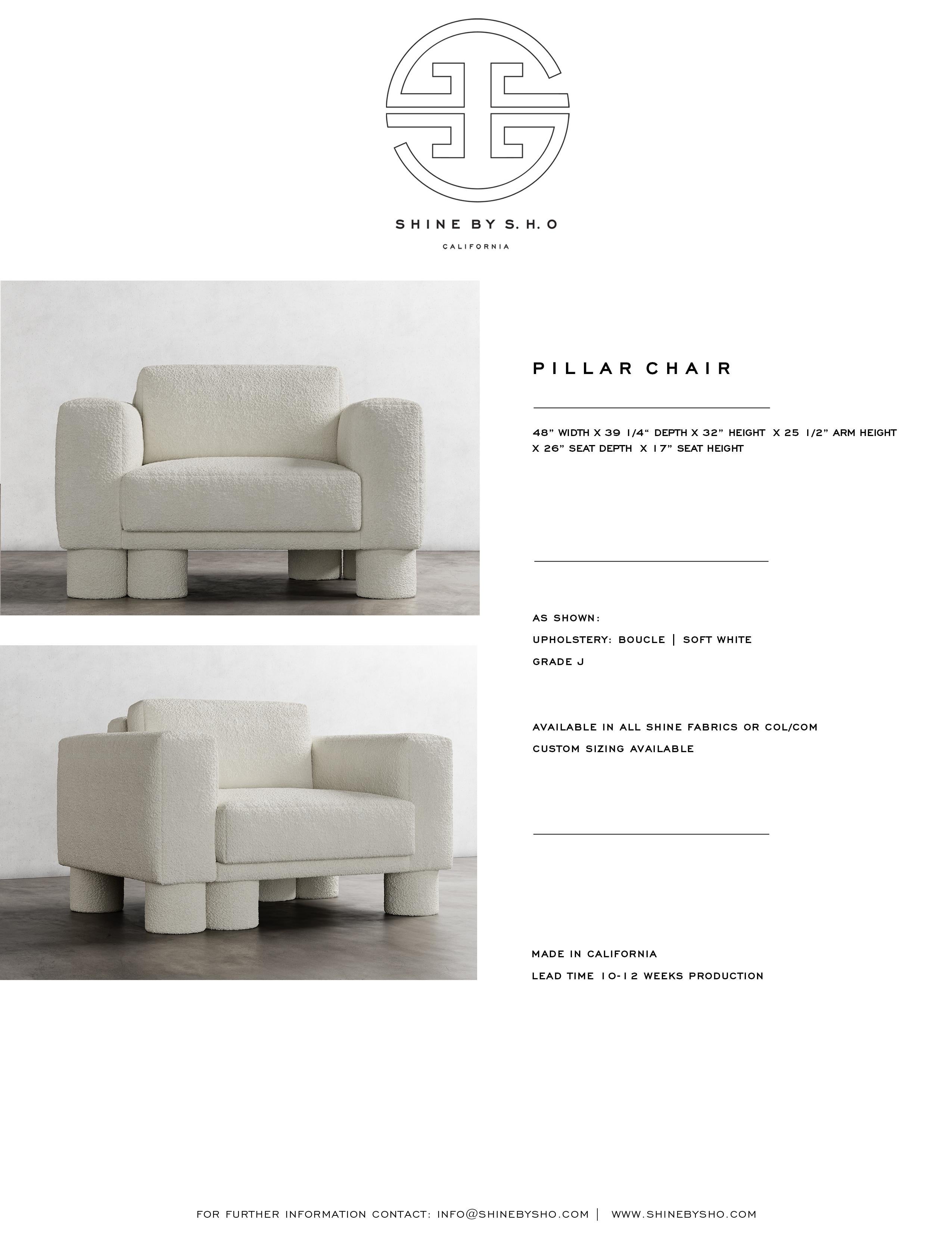 XXI secolo e contemporaneo PILLAR CHAIR - Sedia moderna in morbido bouclé bianco in vendita