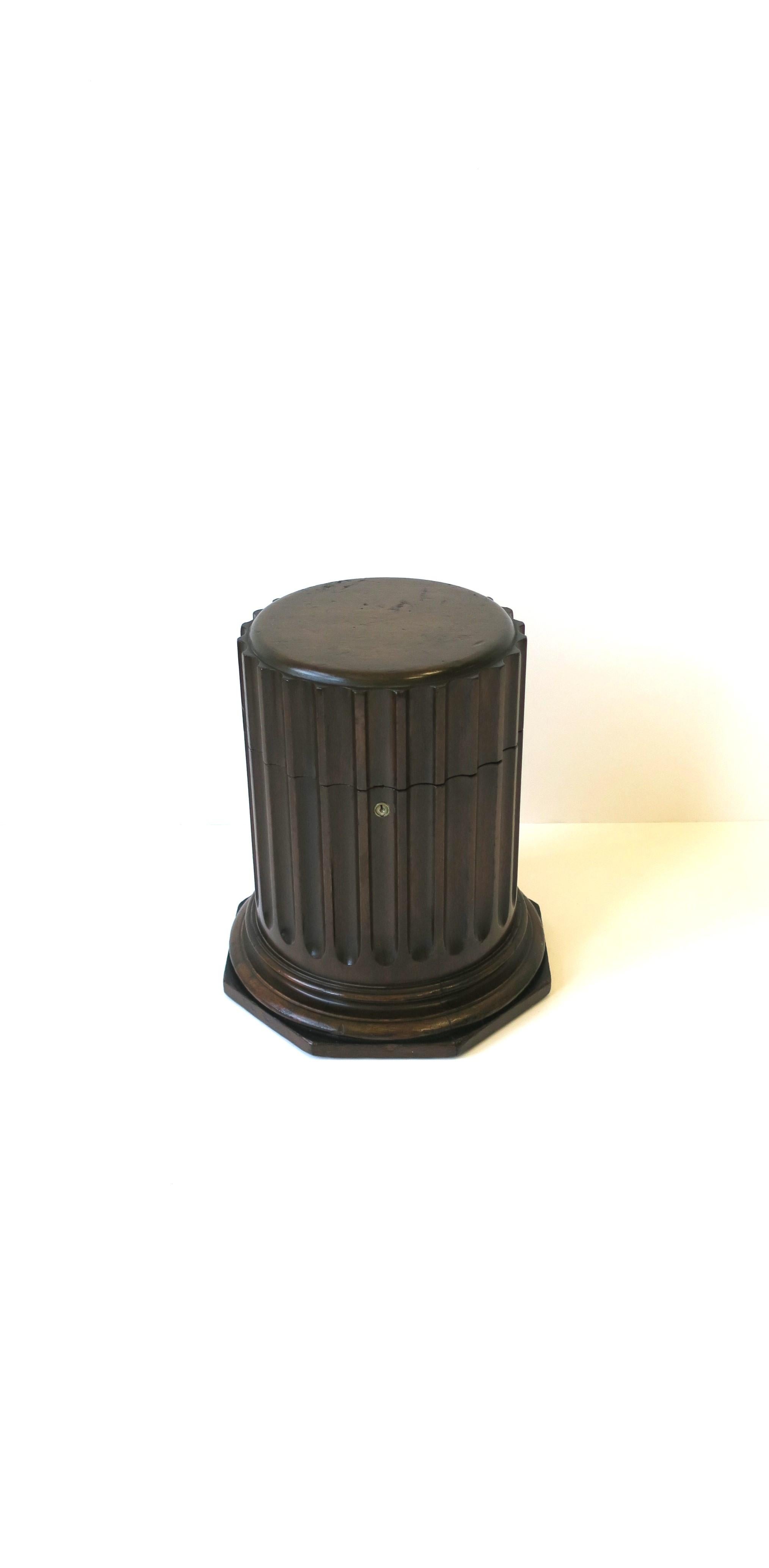 Column Pedestal Box Neoclassical Style In Good Condition For Sale In New York, NY