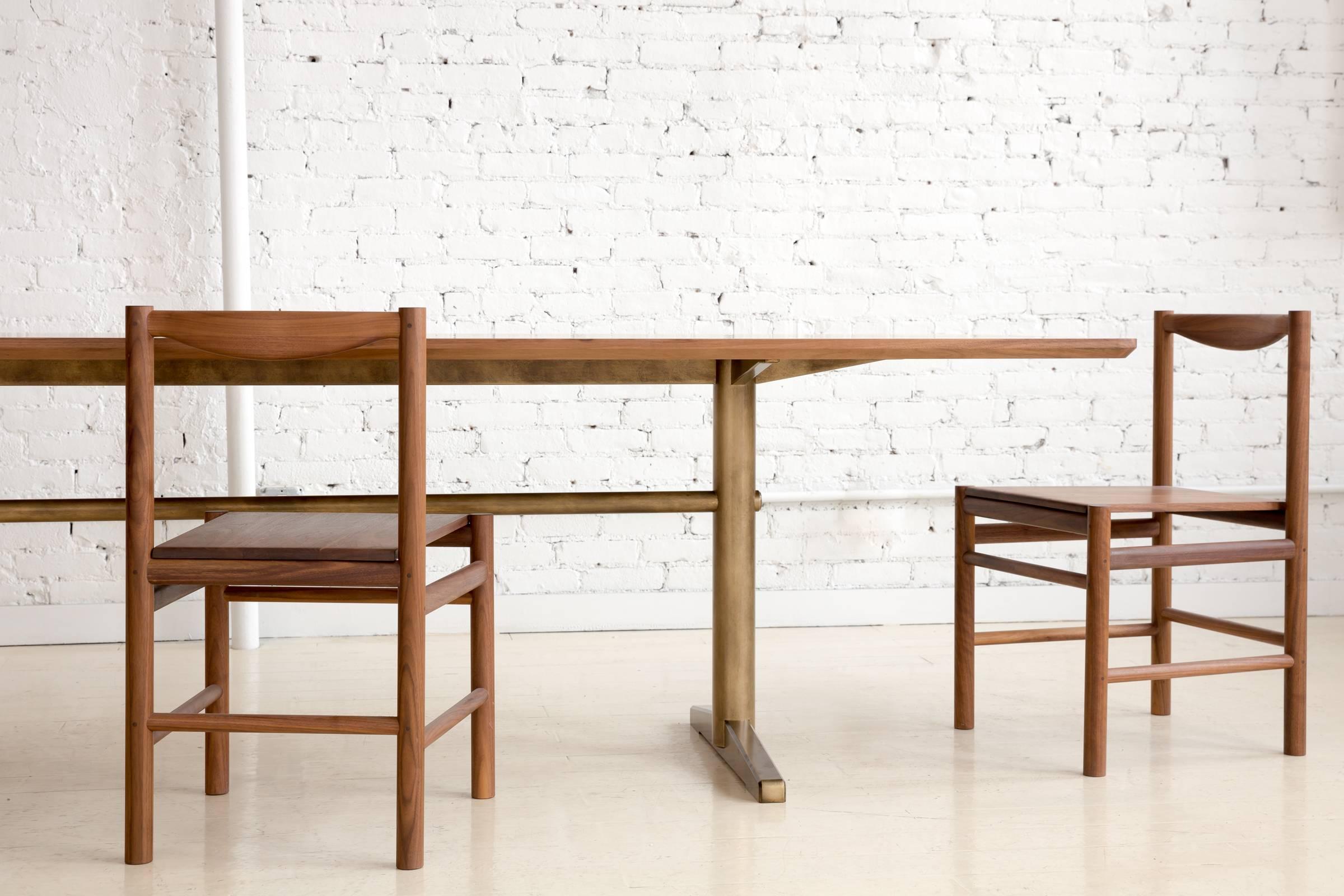 XXIe siècle et contemporain Table de salle à manger Pillar en noyer et laiton brossé de Fort Standard, en stock en vente