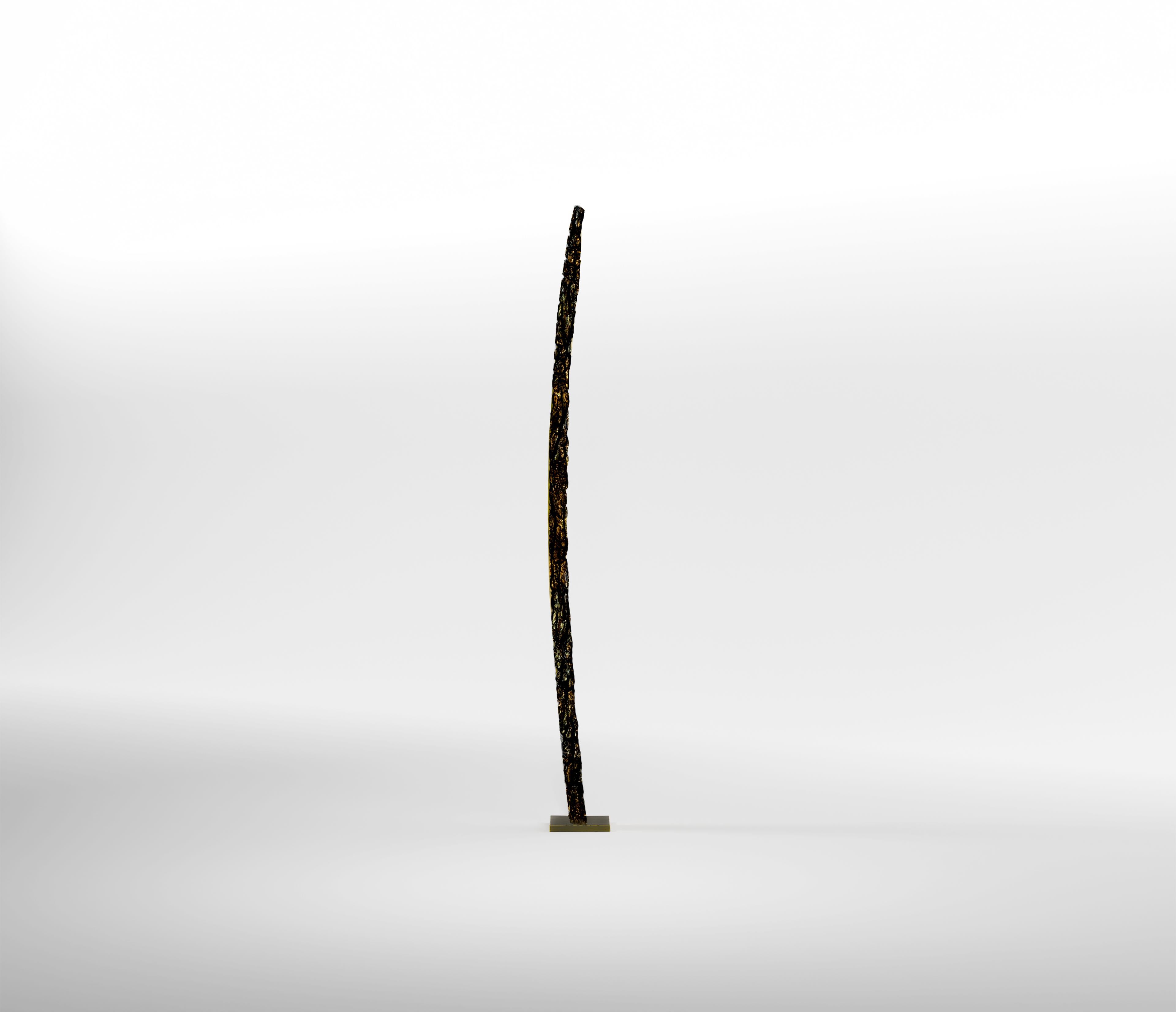 Freistehende Bodenskulptur mit Säulen von Lionel Hamon
Abmessungen: Ø 25 x H 200 cm. 
MATERIALIEN: Messing.
Ausführung: Schwarz patiniert.

Erhältlich in zwei Ausführungen: schwarz patiniert und hell patiniert. Preise können abweichen. Bitte