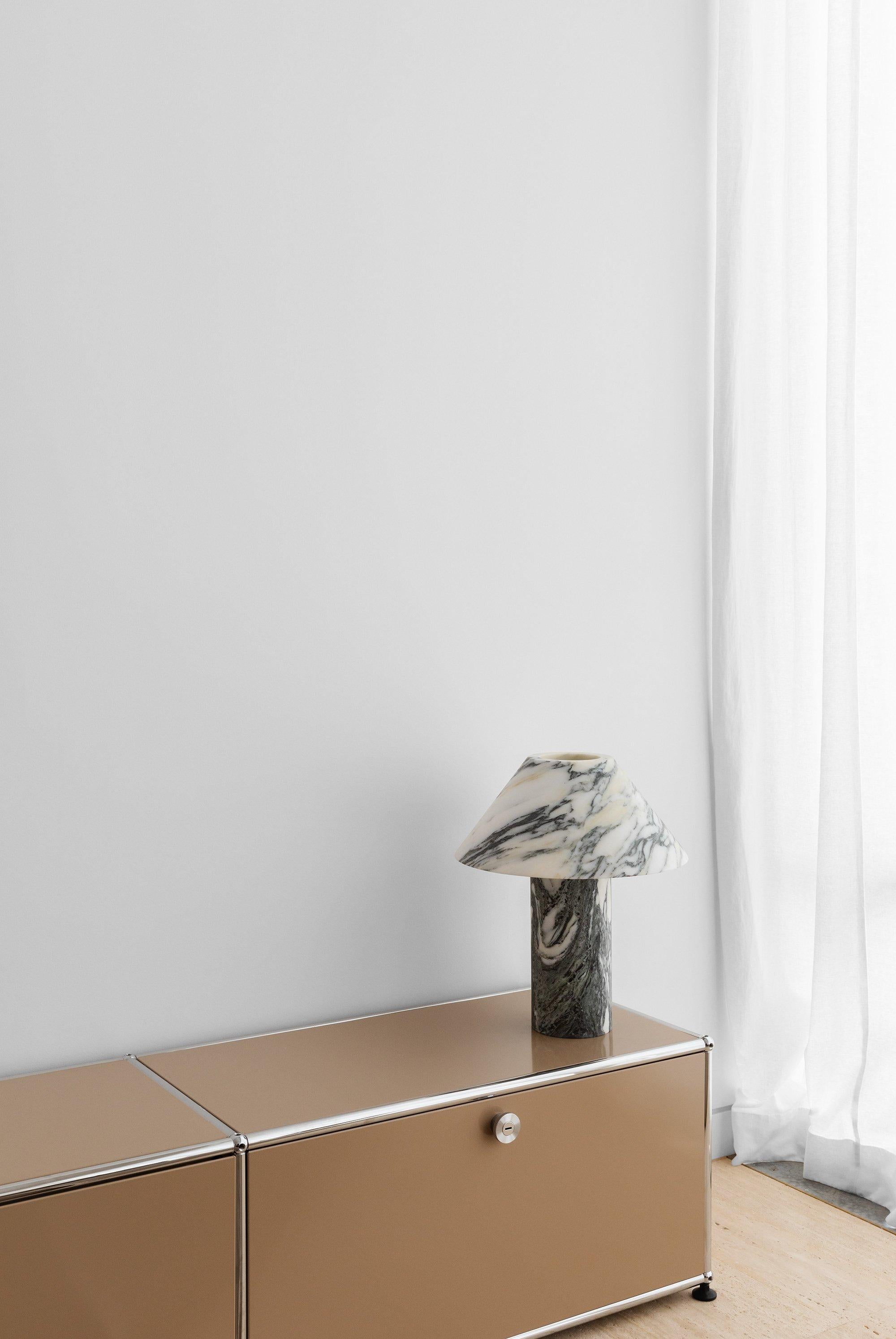 Pantalla Cónica Contemporánea, Lámpara de Mármol Blanco y Negro de Henry Wilson Moderno en venta
