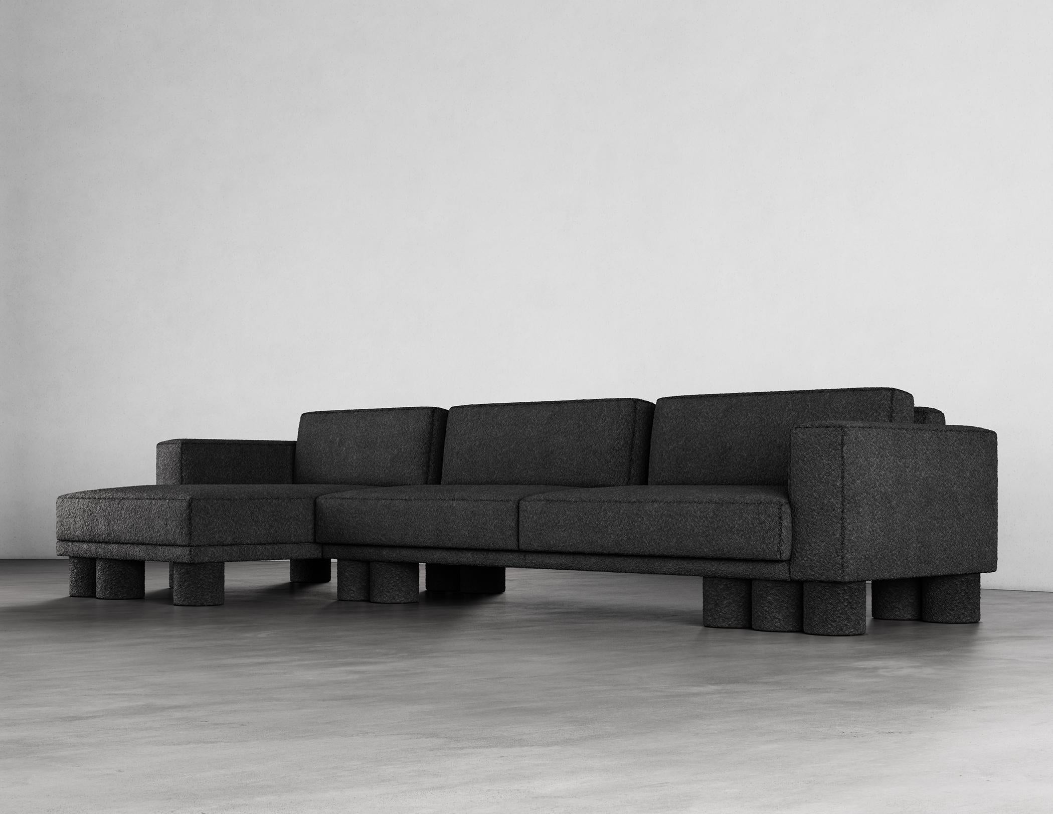 Das Pillar Sectional Sofa ist ein atemberaubendes Möbelstück mit einem einzigartigen und fesselnden Design. Es zeichnet sich durch mehrschichtige, asymmetrische Designelemente aus, die ein Gefühl von Raffinesse und Schlichtheit vermitteln. Die