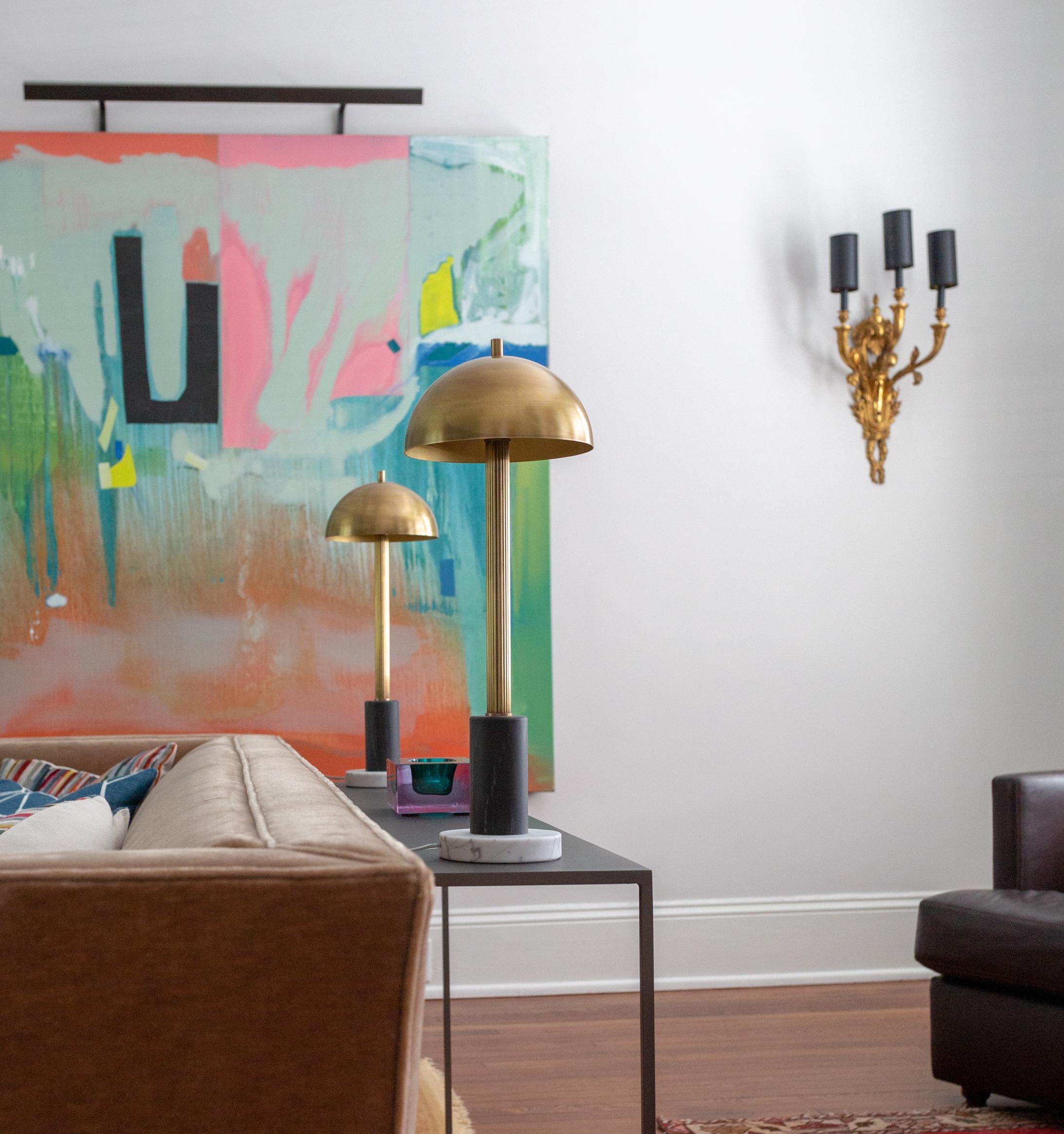 Lámpara de mesa de columna, lámpara contemporánea, latón antiguo, mármol by Kalin Asenov en Nuevo estado para la venta en Savannah, GA