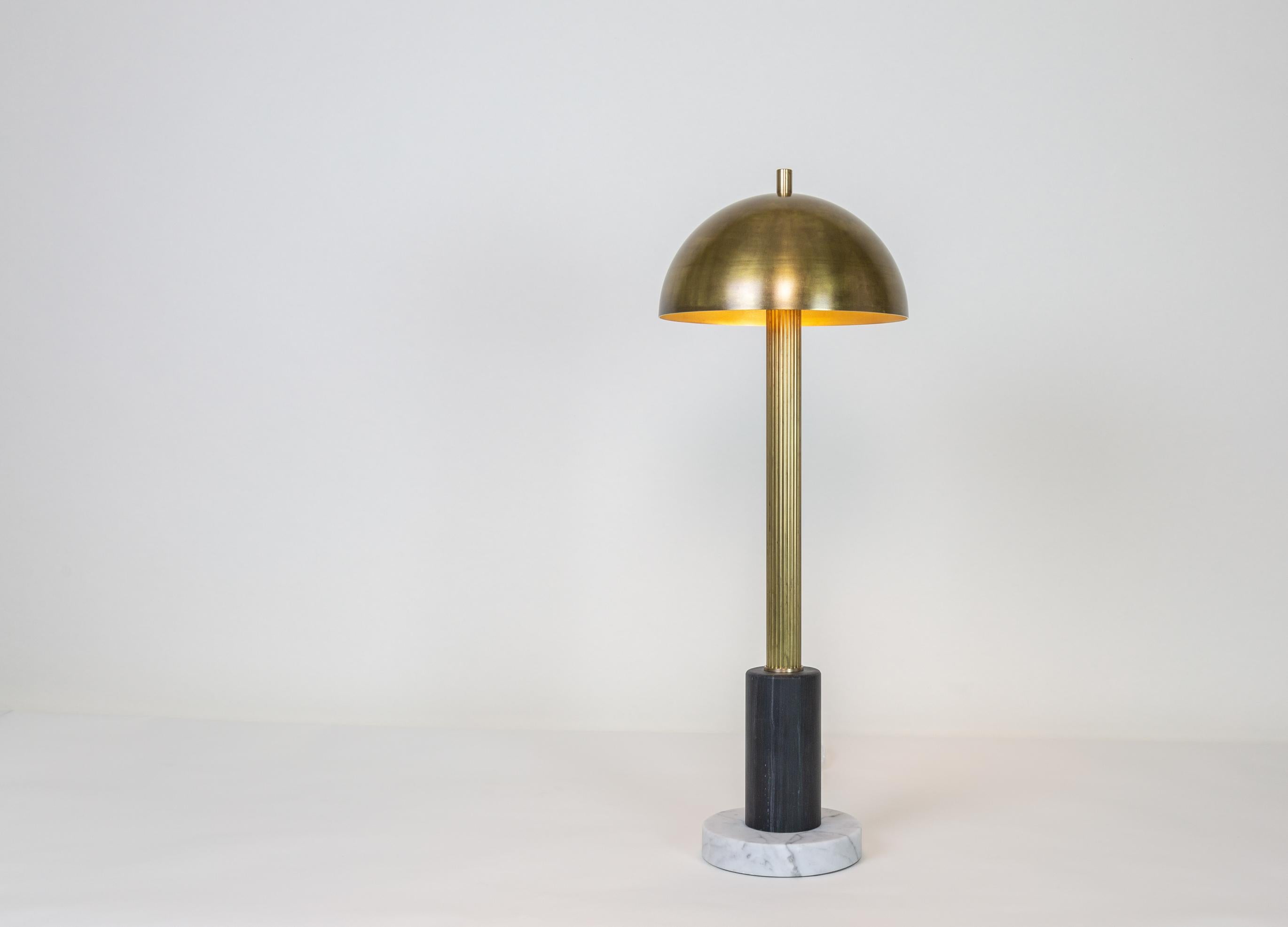 Lámpara de mesa de columna, lámpara contemporánea, latón antiguo, mármol by Kalin Asenov Latón en venta