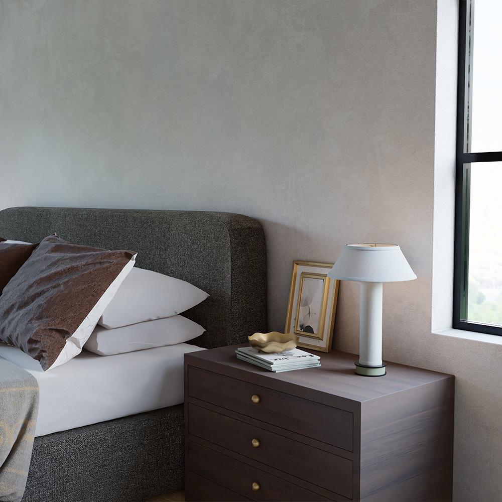 Cette lampe majestueuse présente un contraste saisissant de textures et de matériaux, combinant un lin riche et un acier robuste pour un look sophistiqué. Inspirée de la lampe classique Bouillotte, cette pièce réinterprète le design néoclassique