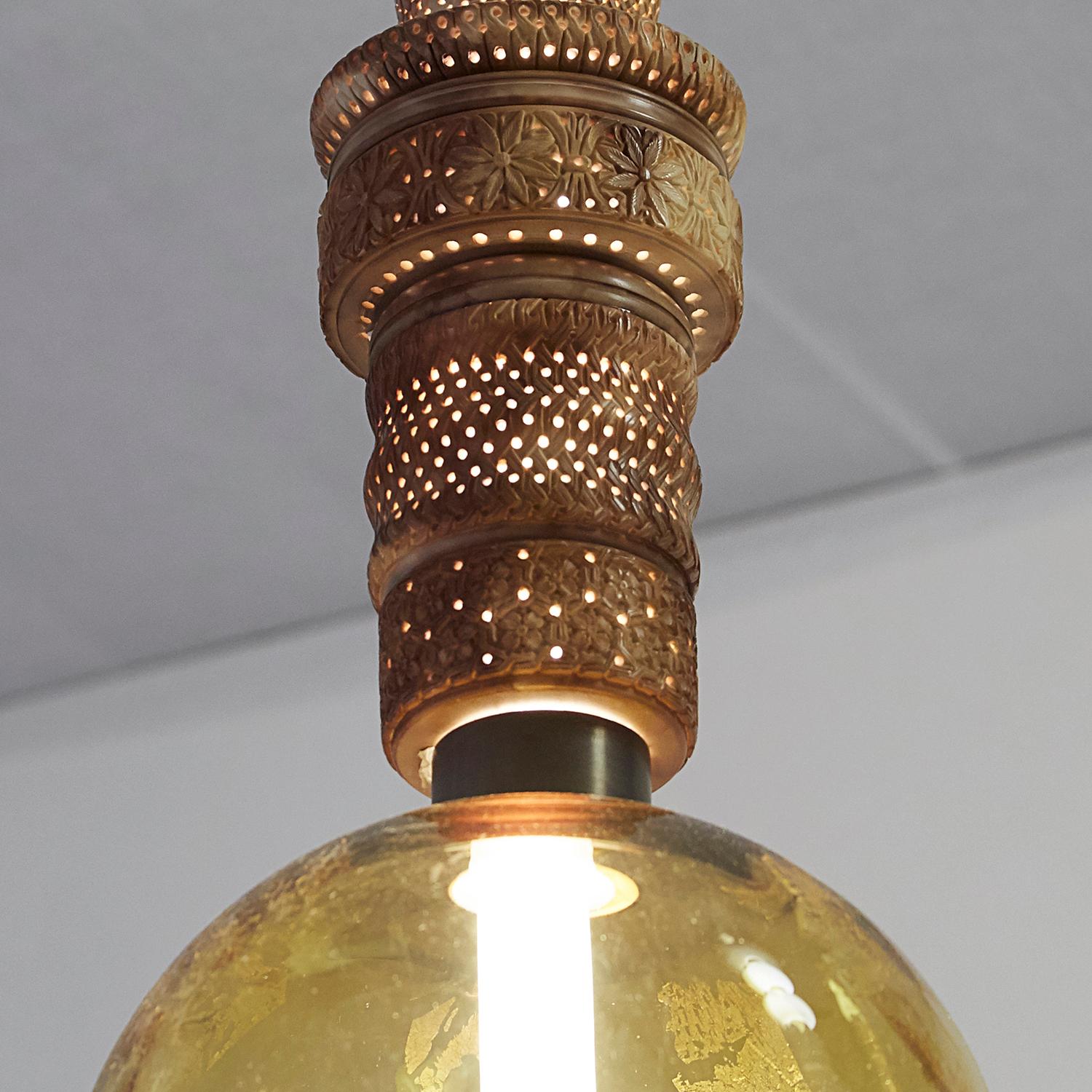 Feyza Kemahlioglu
Pilastri di Meerschaum: Tesoro d'Ambra, 2018
Meerschaum, vetro soffiato, ottone, foglia d'oro e LED
40 x 8 x 8 pollici
Può essere realizzato su ordinazione

Feyza Kemahlioglu si ispira all'architettura e alla cultura della sua