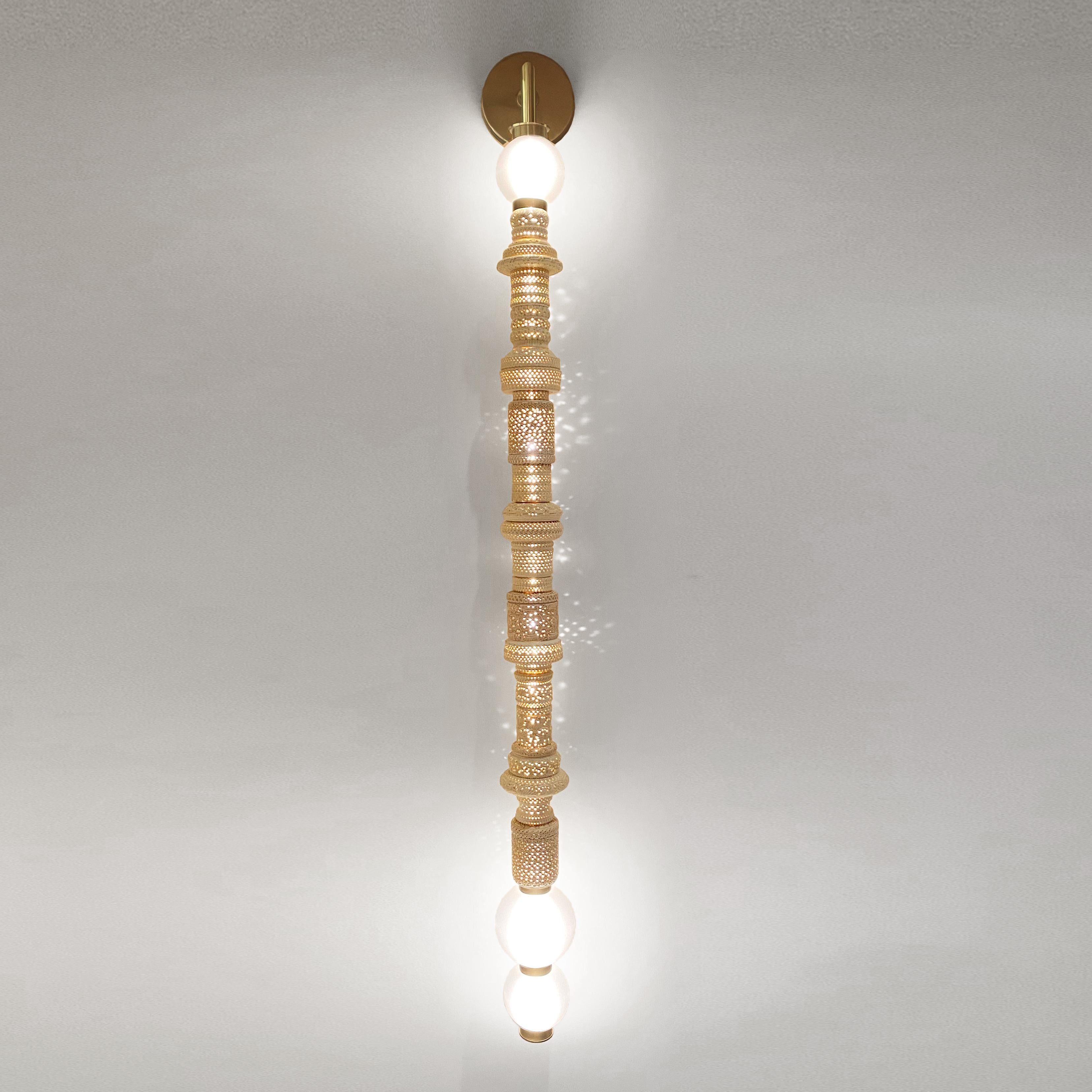 Feyza Kemahlioglu
Applique Pillars of Meerschaum, 2022
Meerschaum, verre soufflé, laiton, LED
Mesures : 60 x 6 x 6 pouces.