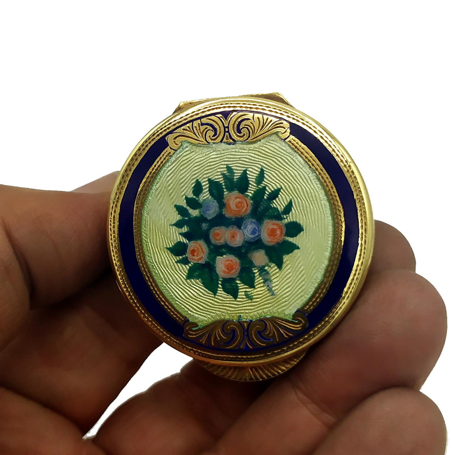 Round pillbox in 925/1000 sterling silver gold plated with translucent fired enamels on guillochè and hand painted floral miniature, with fine hand engravings. Viennese Art Nouveau style second half of the 19th century. Measure diameter cm. 4.3 cm