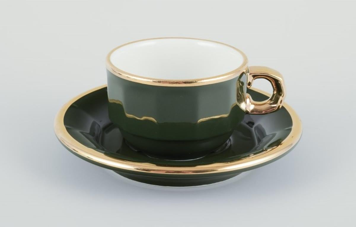 Pillivuyt, Francia. Cuatro pares de tazas de café con platito, cremera y azucarero.
Porcelana 