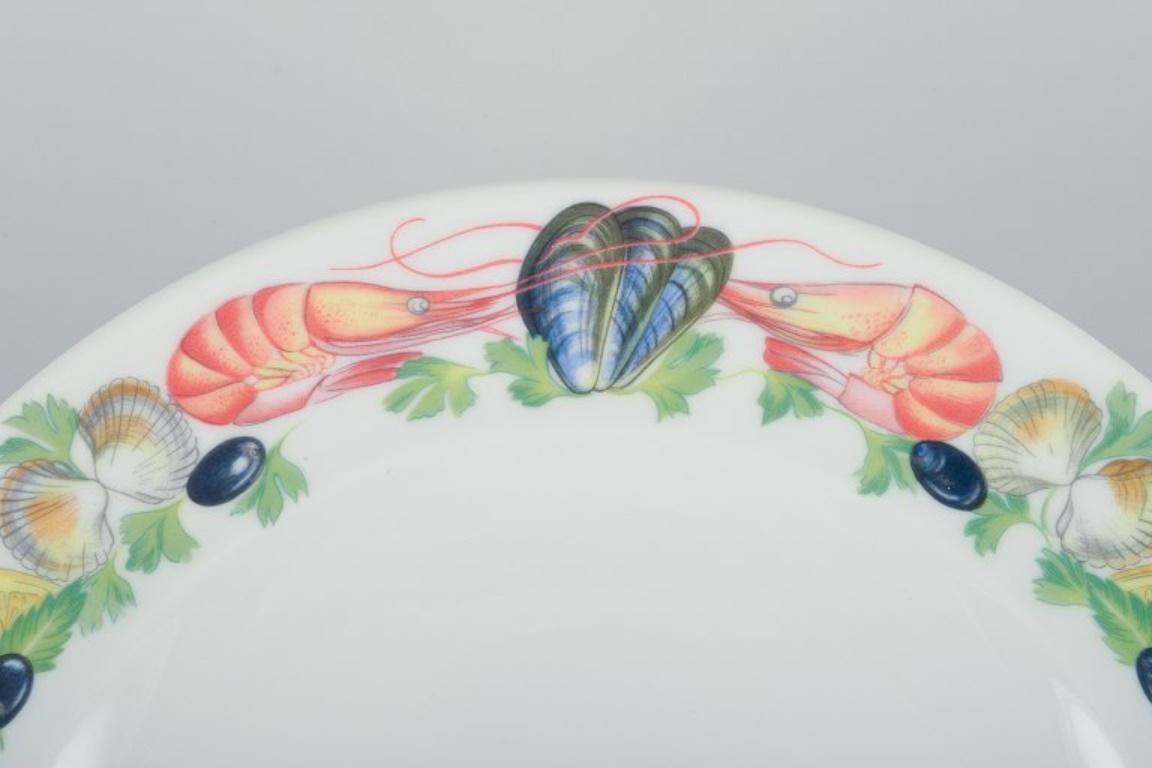 Pillivuyt, France.  Four large dinner plates in porcelain with seafood motif In Excellent Condition For Sale In Copenhagen, DK