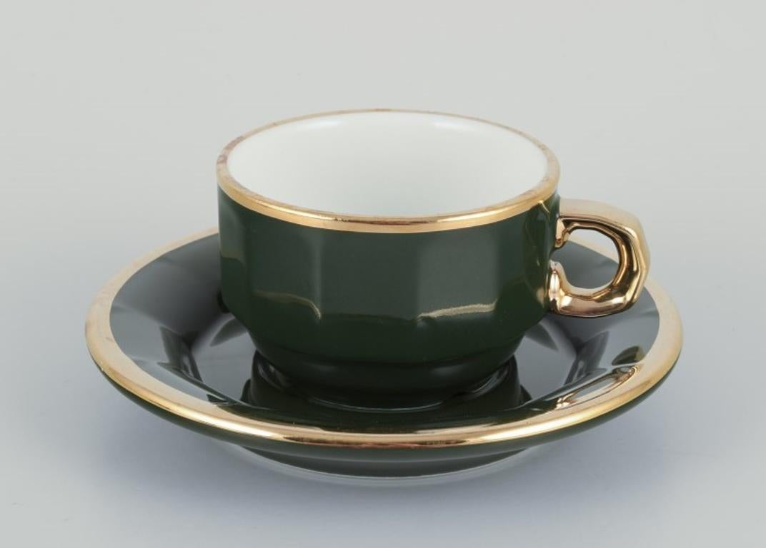 Pillivuyt, Frankreich. Vier Paar Kaffeebecher mit passenden Untertassen.
Porzellan 