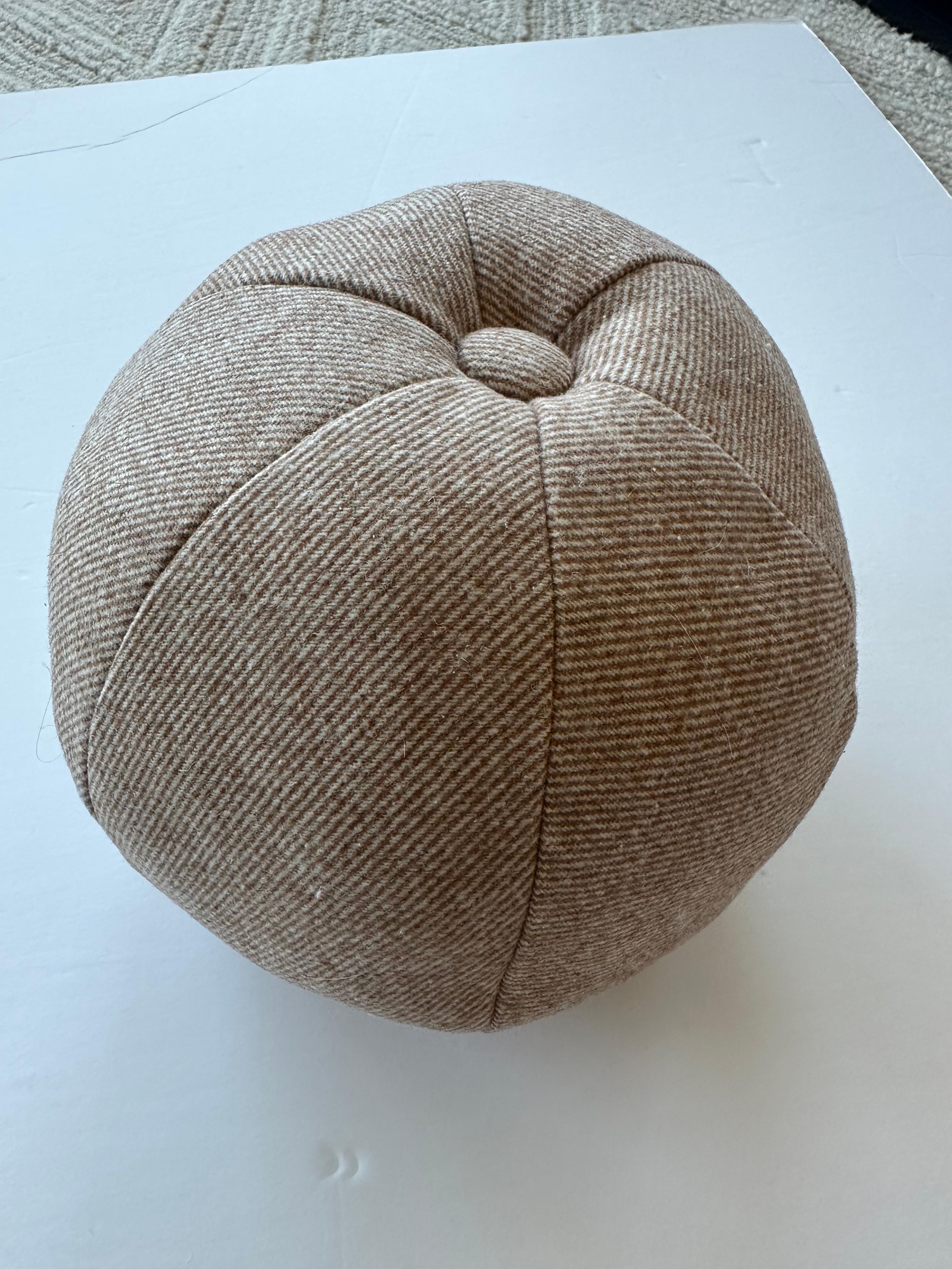 Pillow Ball in Wool blend - by Mar de Doce In New Condition For Sale In Dallas, TX
