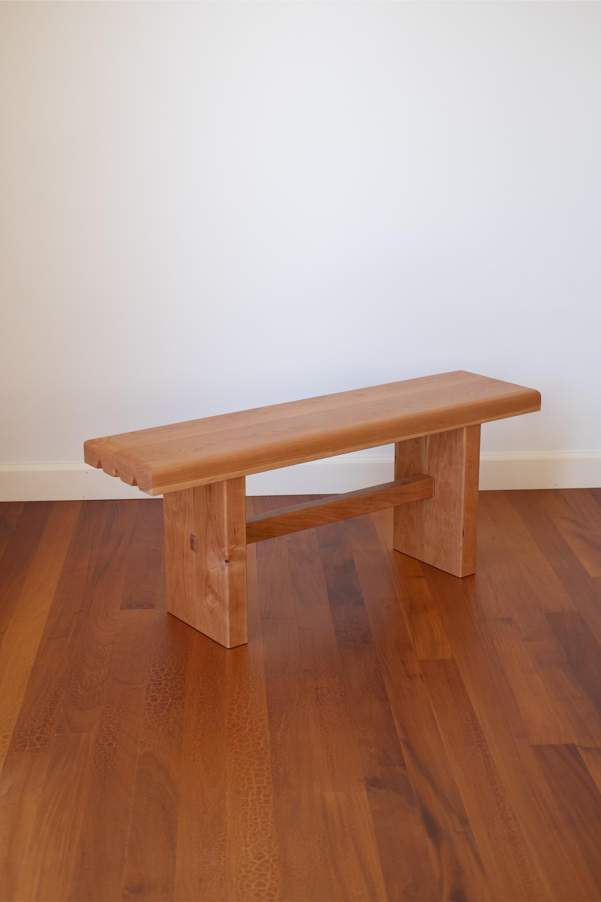 Banco almohada de Nick Sugihara
Dimensiones: An 112 x Pr 31 x Al 46 cm (Las dimensiones pueden variar ligeramente)
Materiales: Cerezo

Robusto y escultural, pero con un poco de capricho. El Banco Almohada toma prestado de nuestra Mesa Almohada y lo